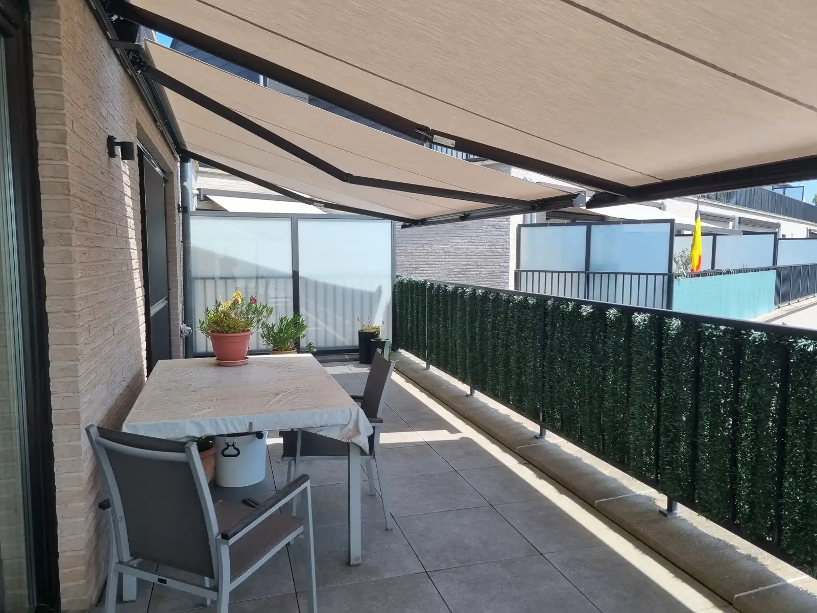 Ruim app met 2 slaapkamers, terras en 2 autostaanplaatsen foto 17