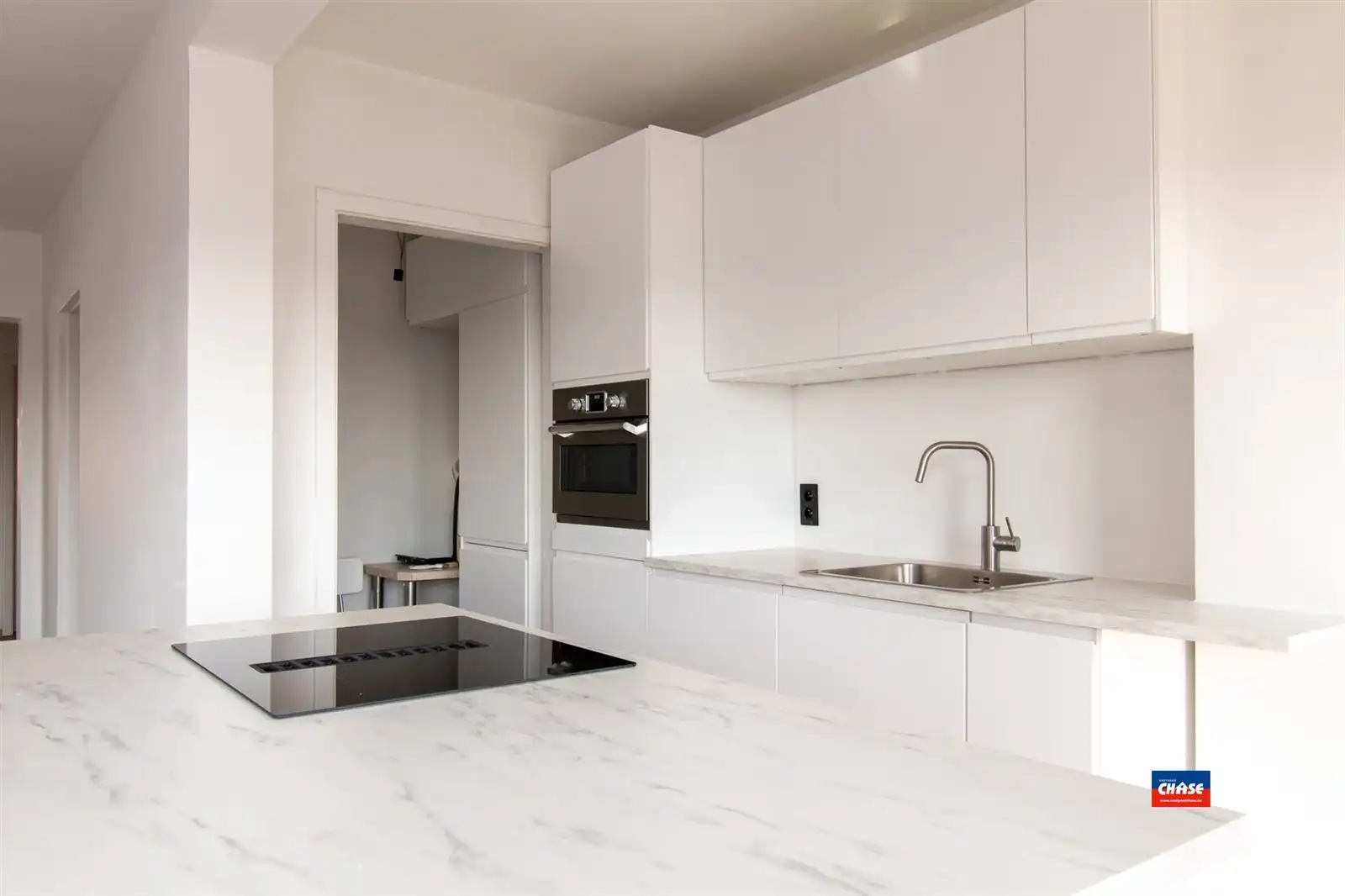 Gerenoveerd appartement met 2 slaapkamers foto 3
