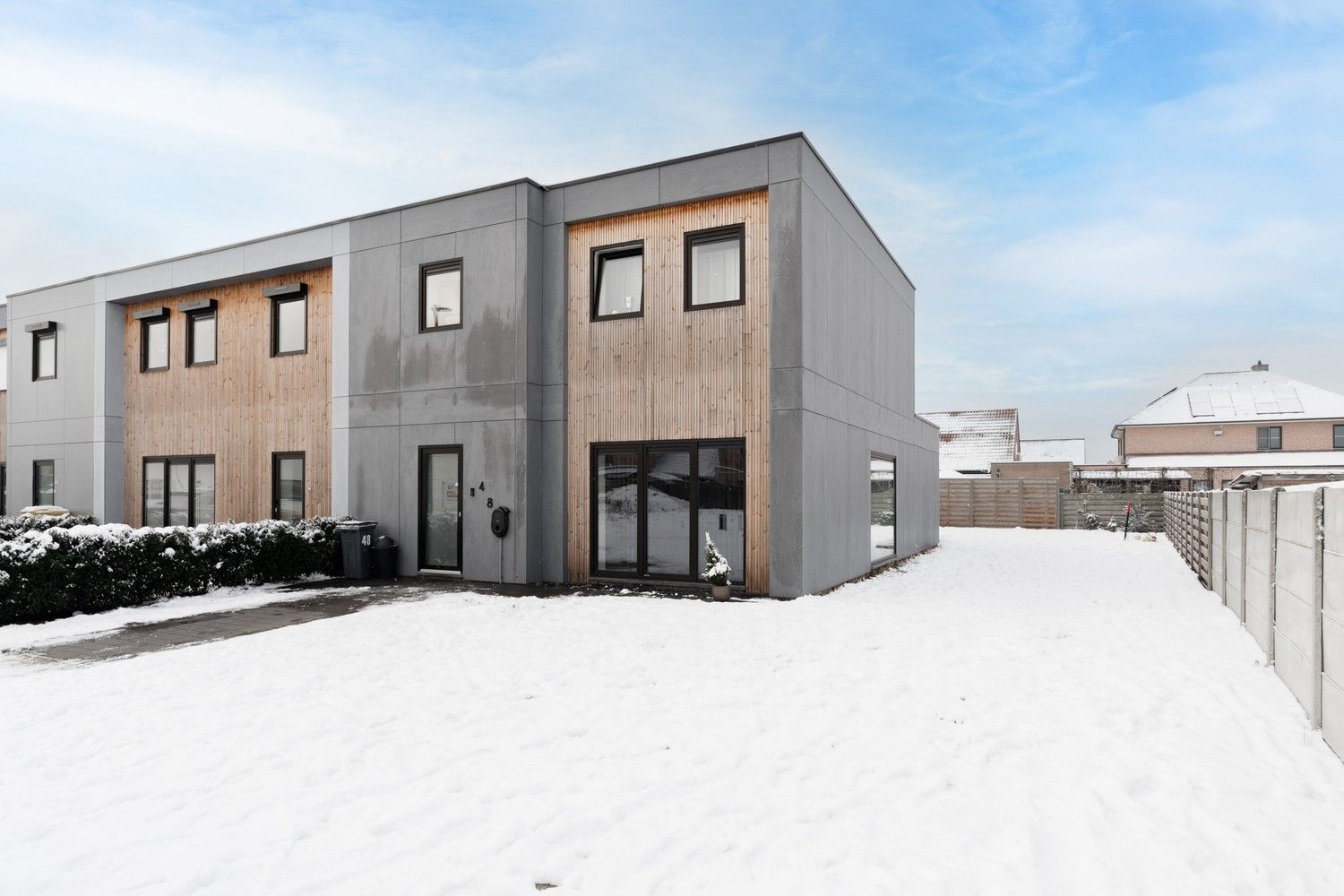 Recente, energiezuinige 3 SLK woning in een kindvriendelijke buurt op een mooi perceel foto {{pictureIndex}}