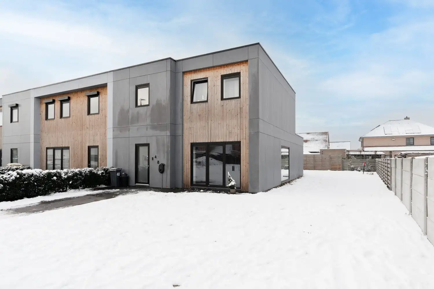 Recente, energiezuinige 3 SLK woning in een kindvriendelijke buurt op een mooi perceel foto {{pictureIndex}}