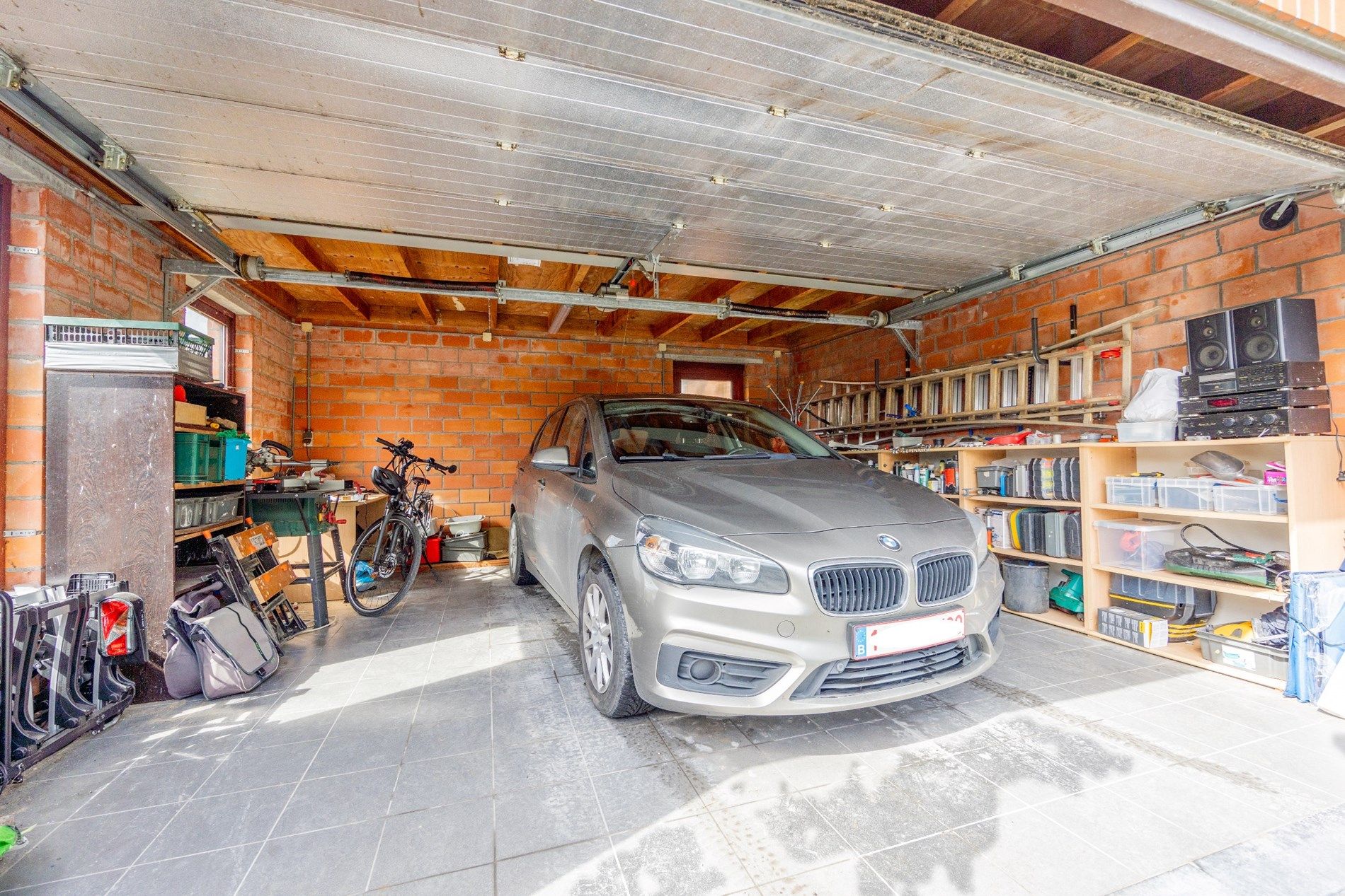 CHARMANTE WONING MET UITWEG EN DUBBELE GARAGE foto 24