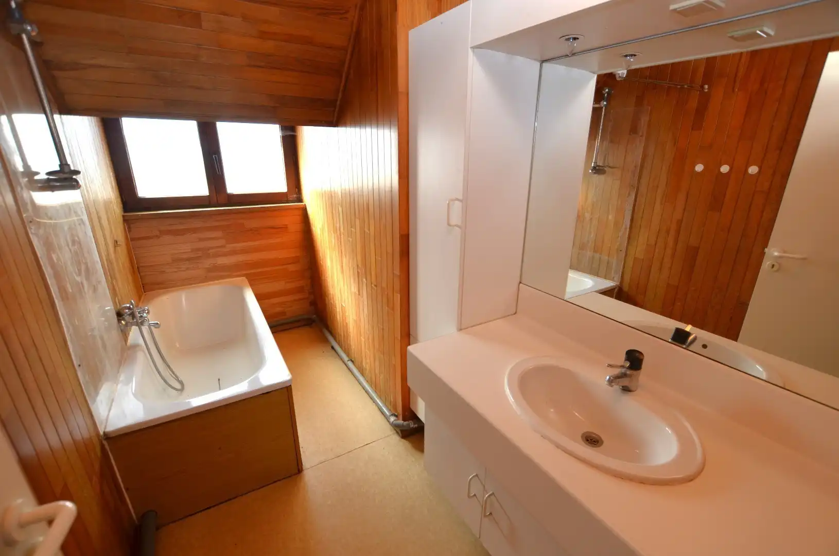 Ruim woonhuis met pakhuis/loods foto 12