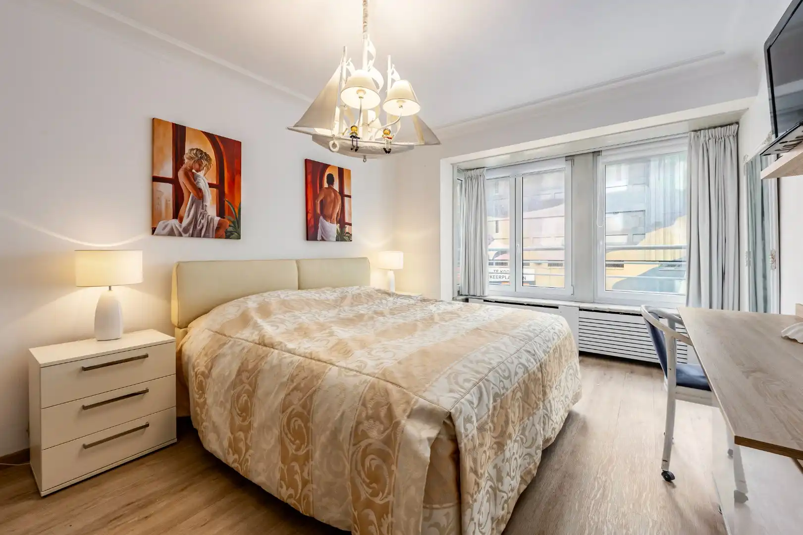 Stijlvol vernieuwd appartement, midden in het stad met lateraal zeezicht! foto 7