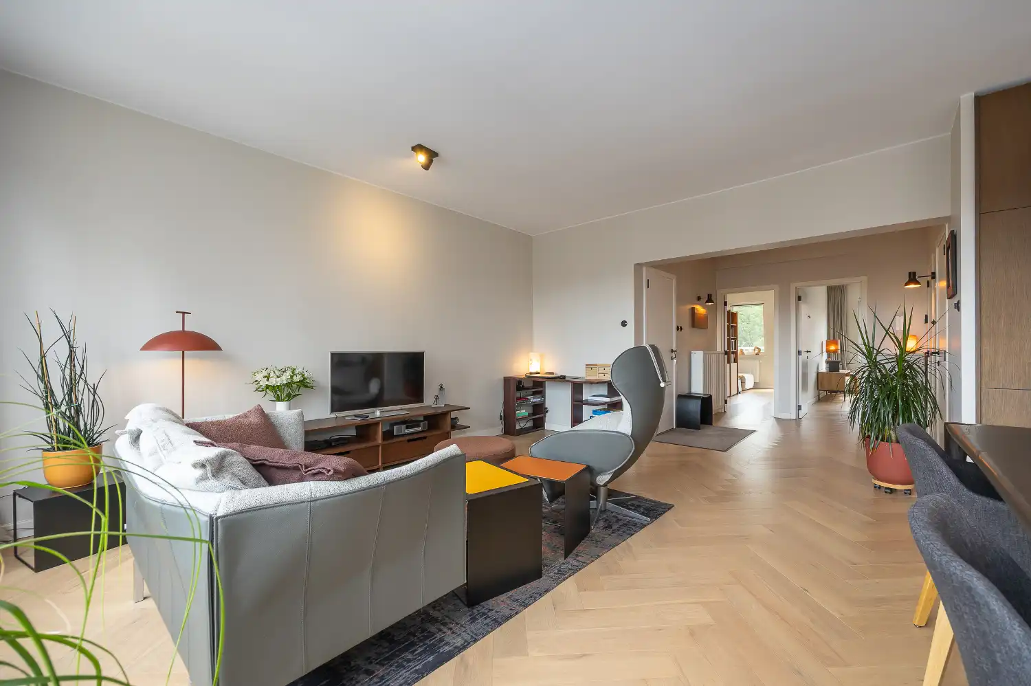 Gerenoveerd twee slaapkamer appartement met open zicht foto 7