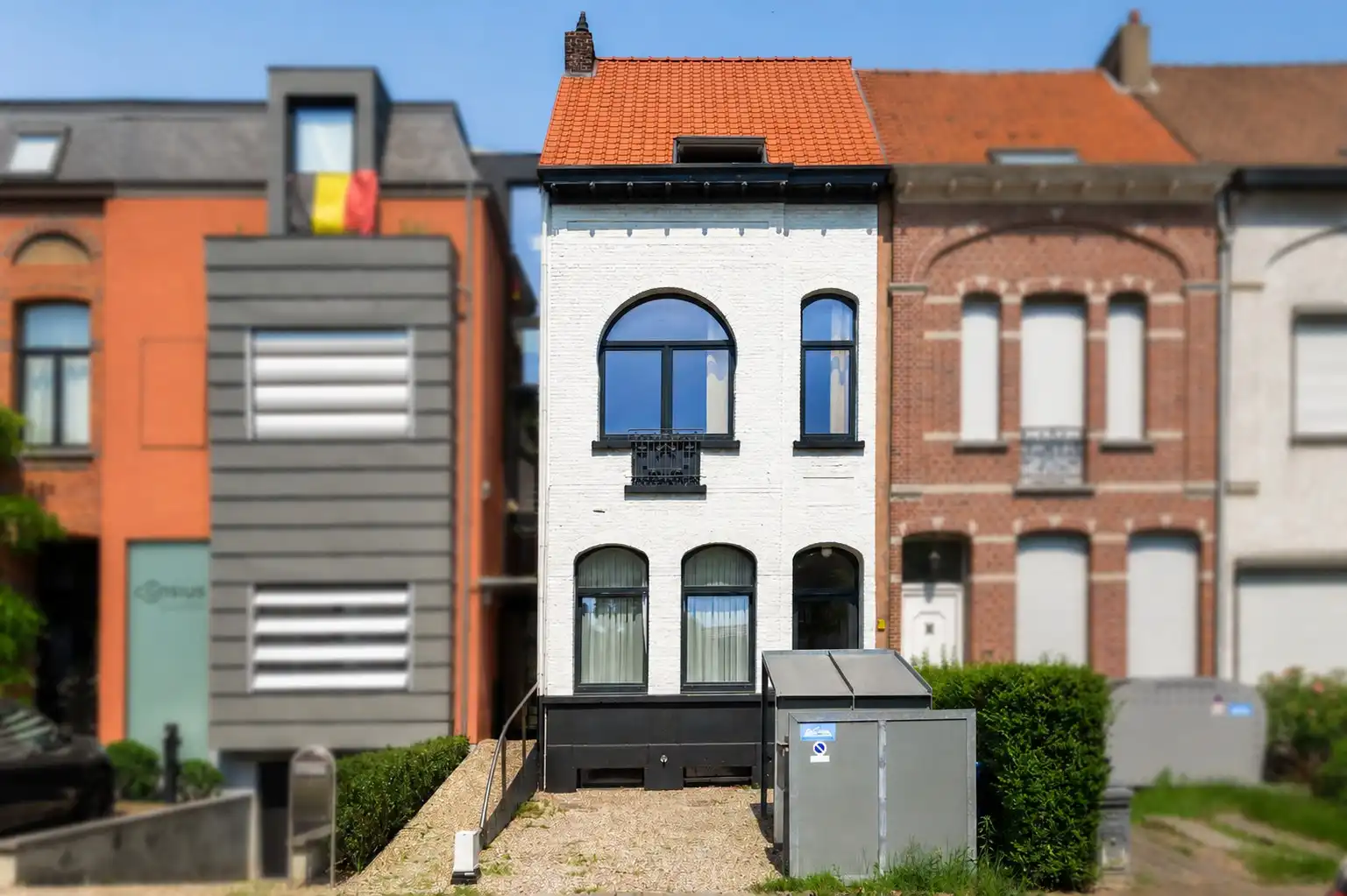 Opbrengsteigendom met 2 entiteiten, tuin en autostaanplaats foto {{pictureIndex}}