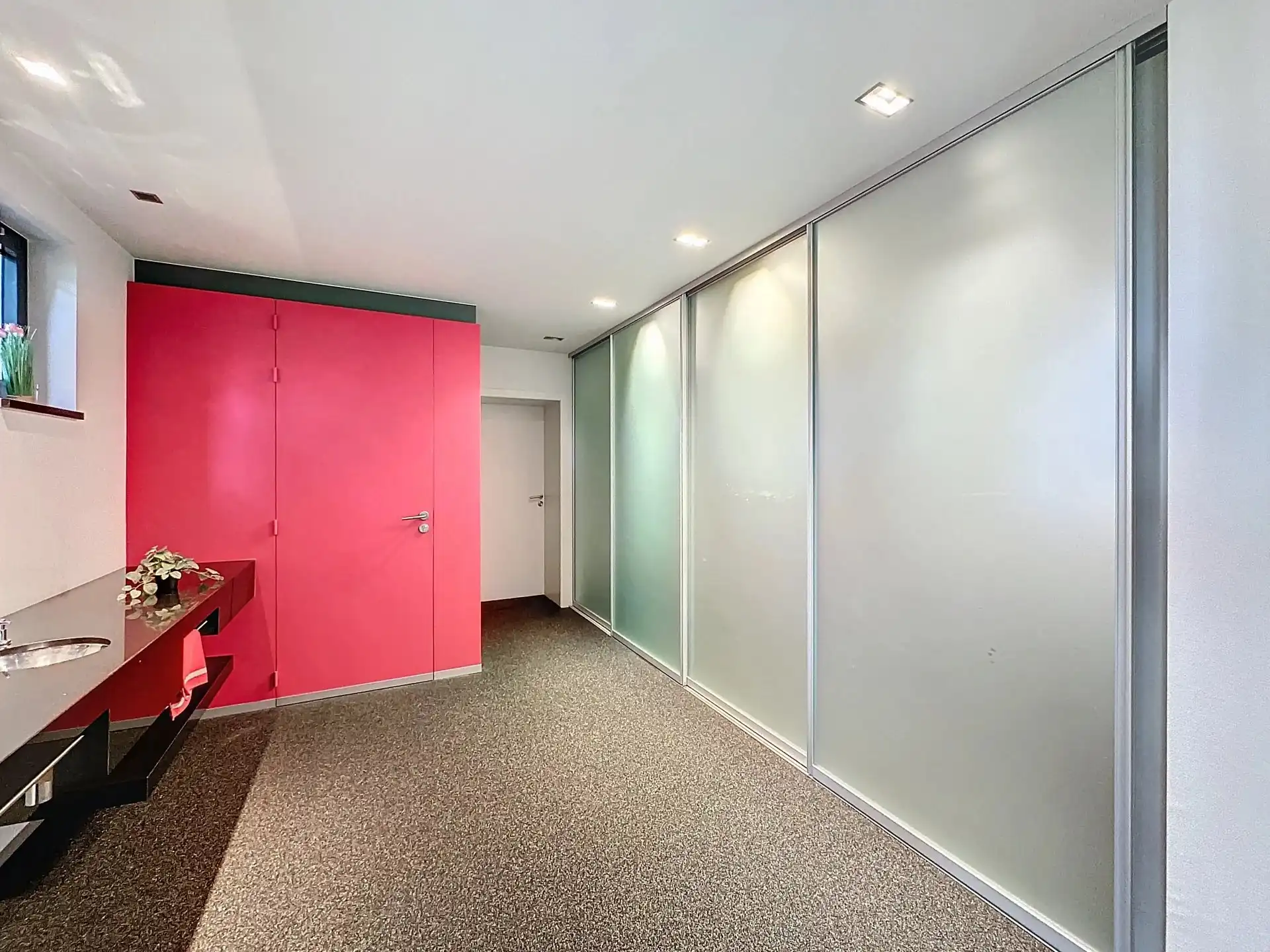 Unieke moderne woning met een dubbele bestemming op een perceel van 29a24ca. foto 37