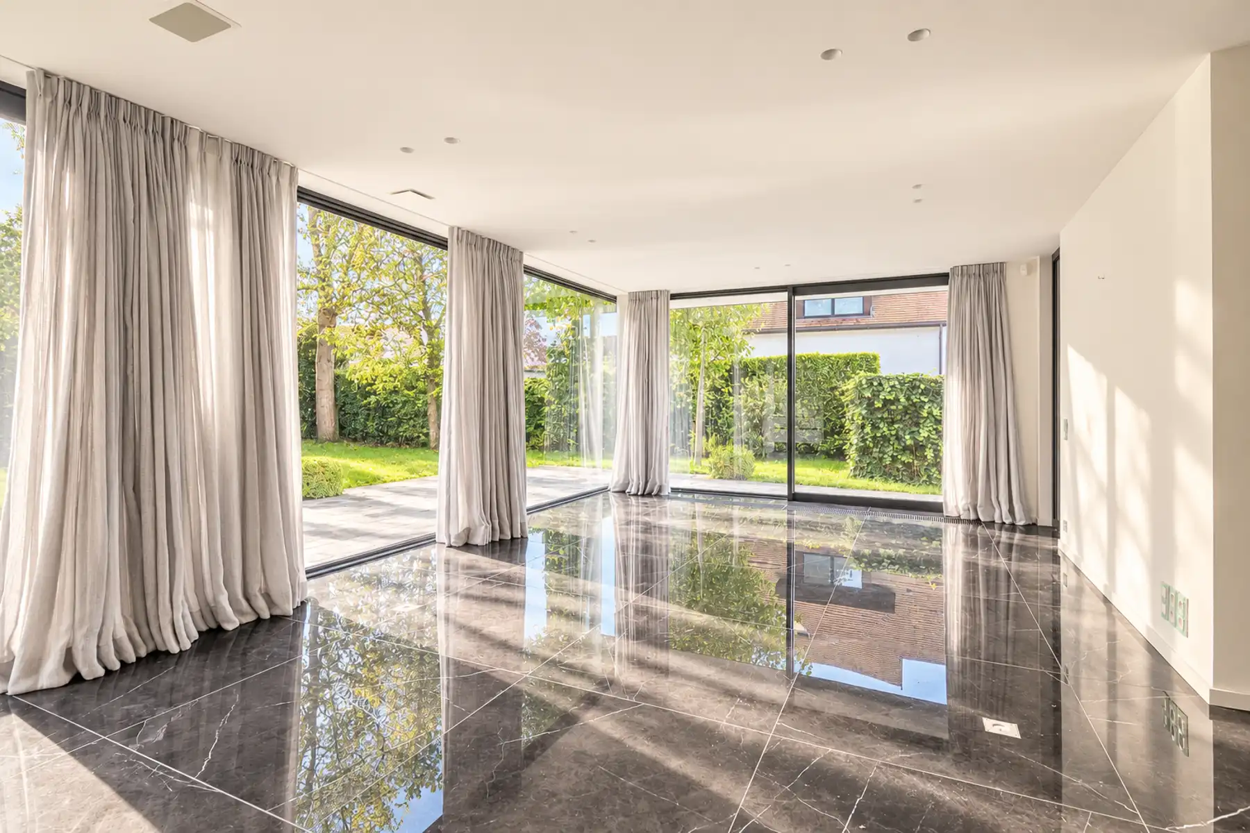 Exclusief: vernieuwde, veelzijdige en ruime koppelvilla  foto 3