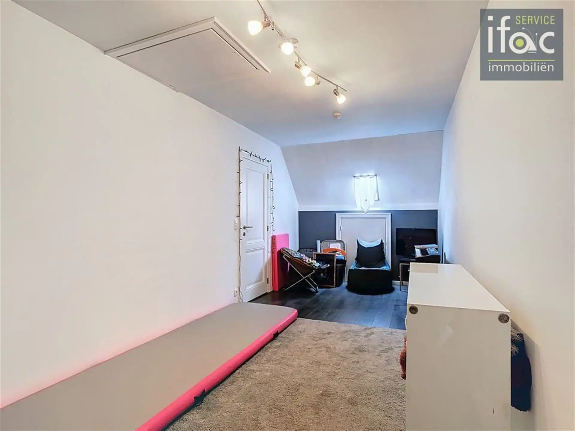 Prachtige villa op toplocatie, 6 slaapkamers en 2 badkamers foto 21