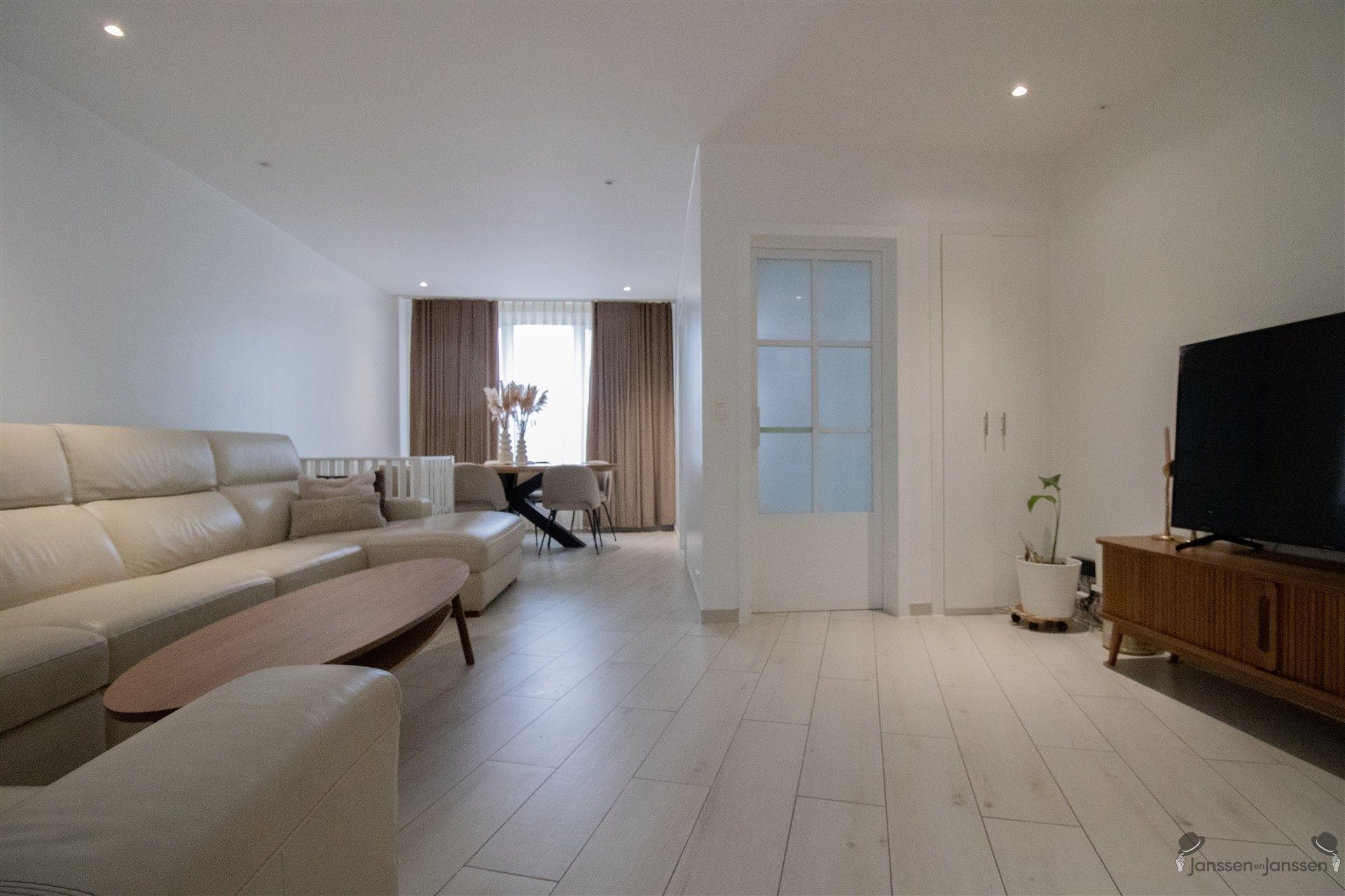 Recent gerenoveerde woning met 4 slaapkamers op 580 m².  foto 2