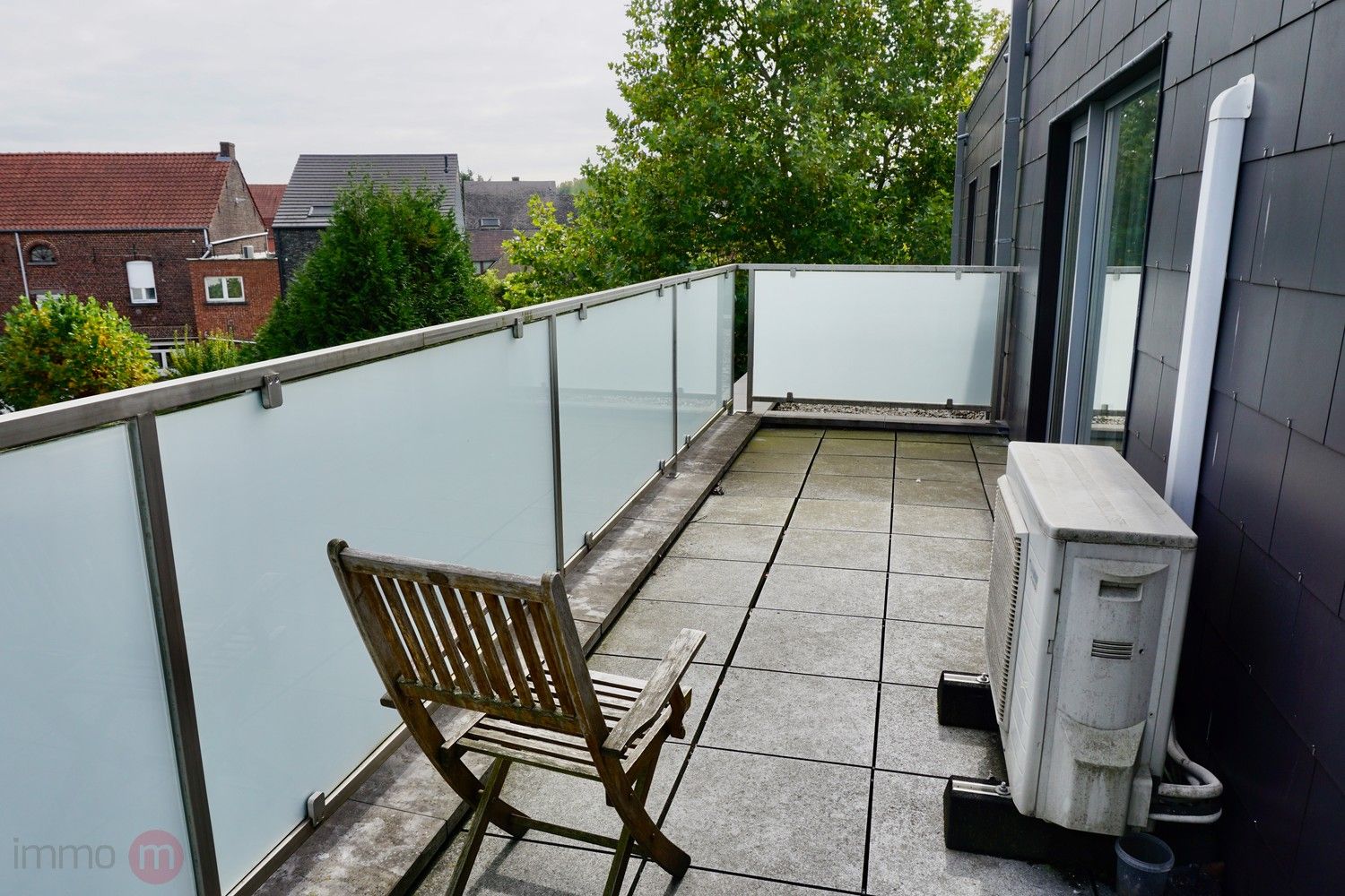 Recent goed gelegen duplexappartement met 2 slaapkamers, 3 grote terrassen en een autostaanplaats. foto 11