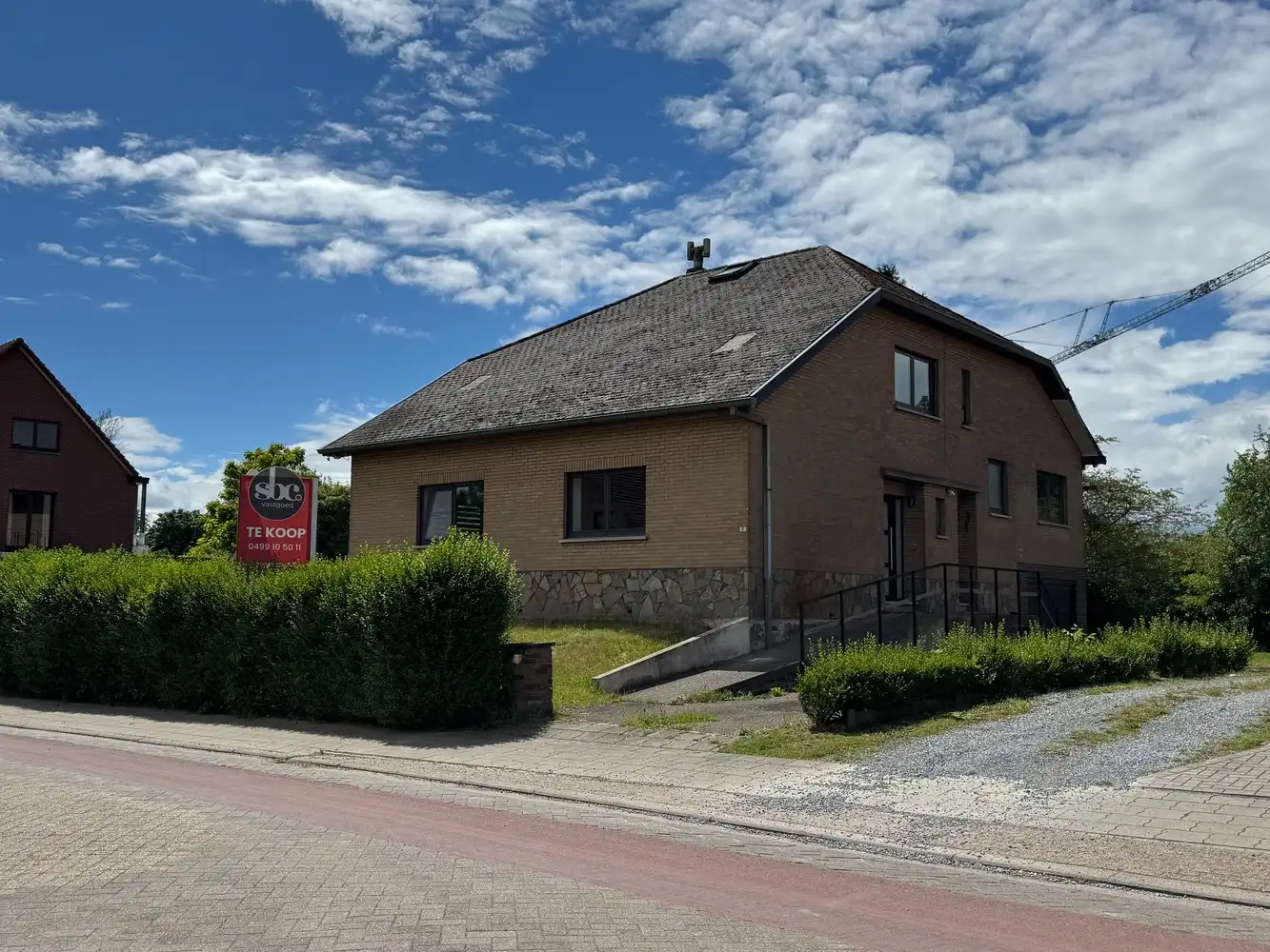 Ruime en lichtrijke vrijstaande woning foto {{pictureIndex}}