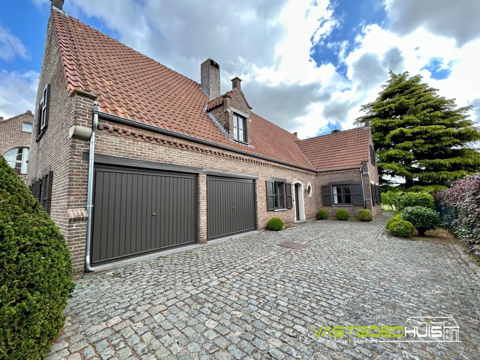 Statige villa met dubbele garage en prachtige tuin  foto 3