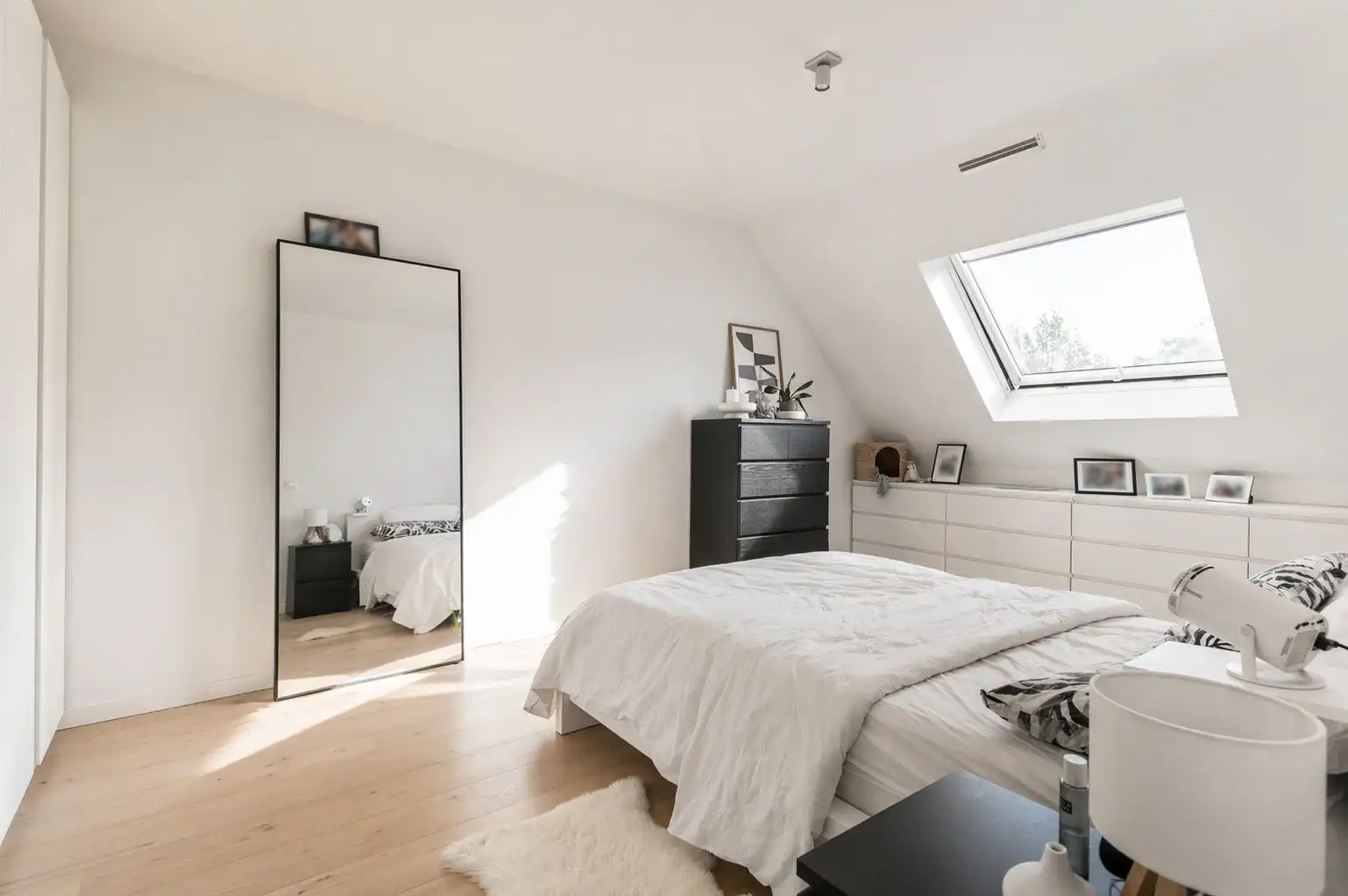Recent appartement met terras en 2 ondergrondse autostaanplaatsen in het centrum foto 8