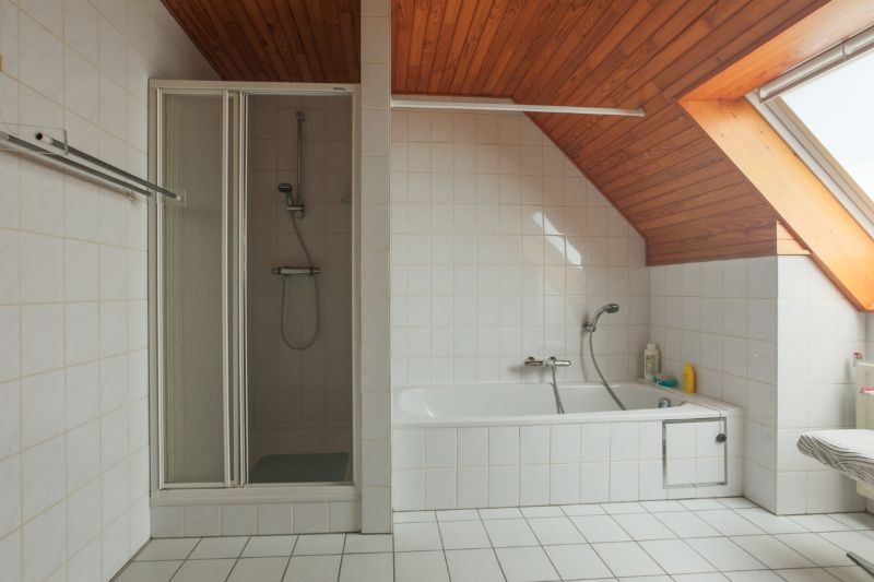 Topligging, Hoog Kortrijk! Te moderniseren alleenstaande woning met 4 slaapkamers, bureau, dubbele garage...ENERGIELABEL C foto 7