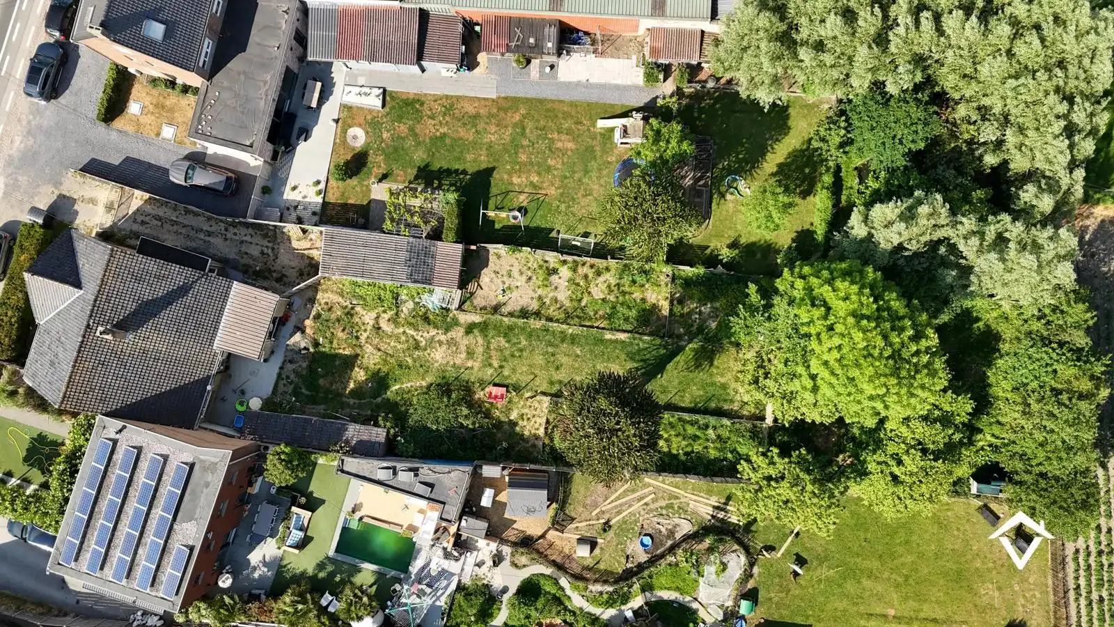 Ruim perceel van 1126 m²  - tal van mogelijkheden! foto {{pictureIndex}}