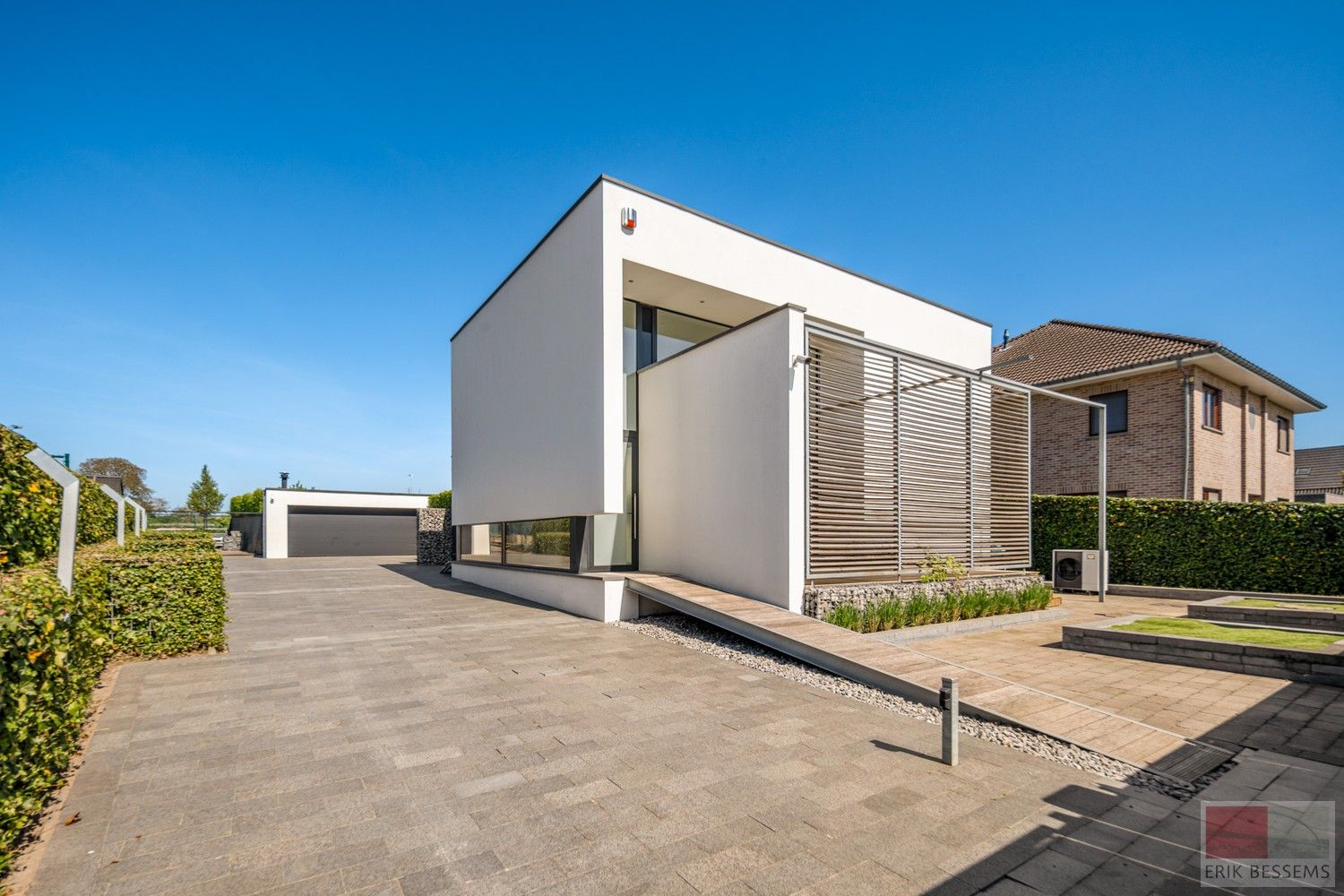 Moderne villa, gelegen op een perceel van 1.126 m², biedt 360 m² hoogwaardige woonoppervlakte foto {{pictureIndex}}