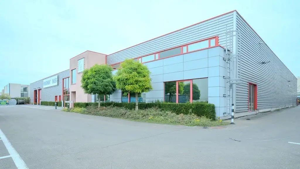 Magazijn met kantoren te huur langs E34 in Beveren foto 2