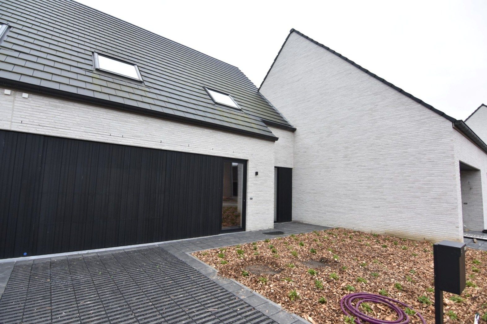 Prachtig afgewerkte nieuwbouw woning in leuke woonwijk foto 4