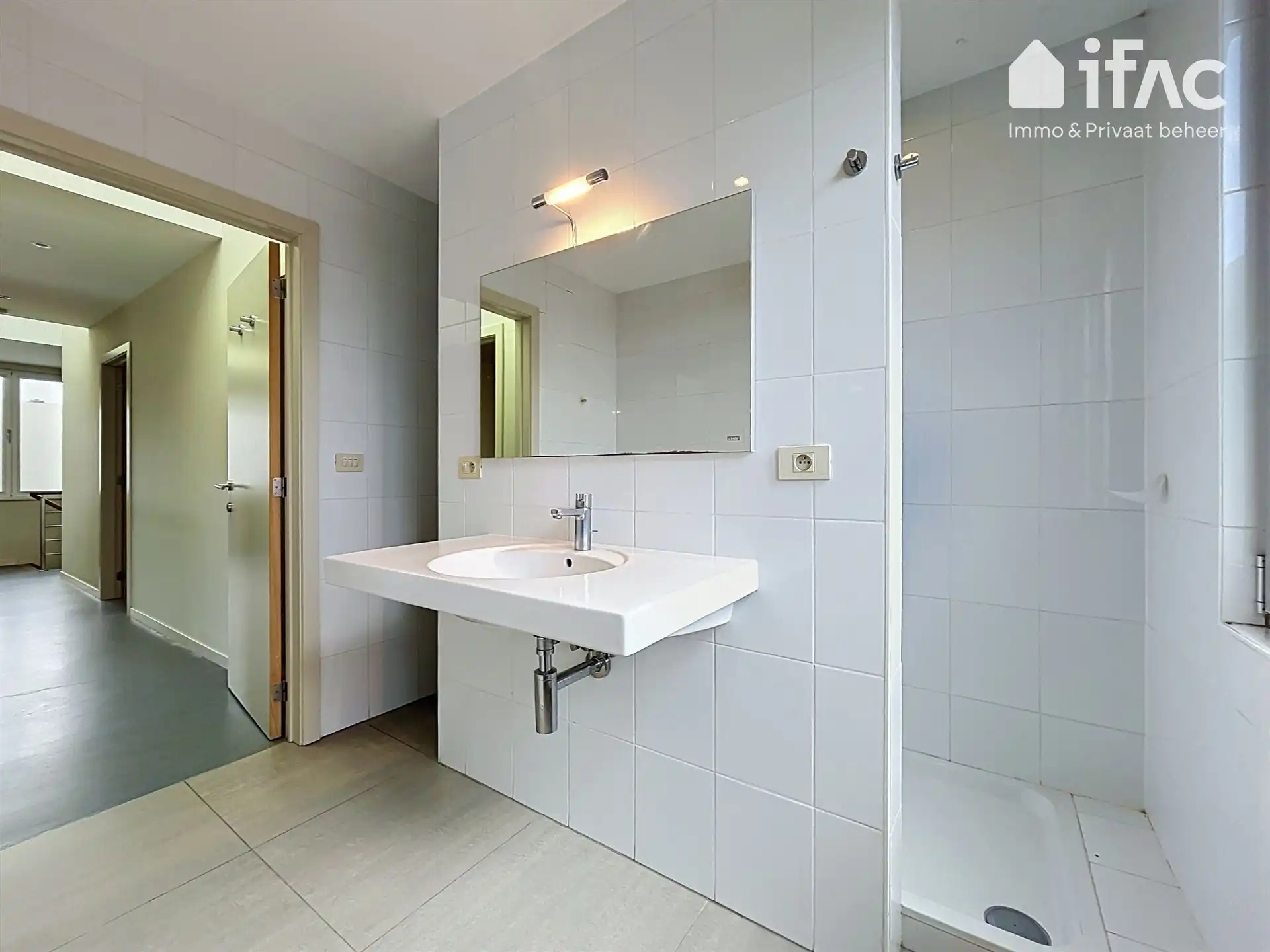 Moderne en ruime villa met mooi aangelegde tuin foto 19