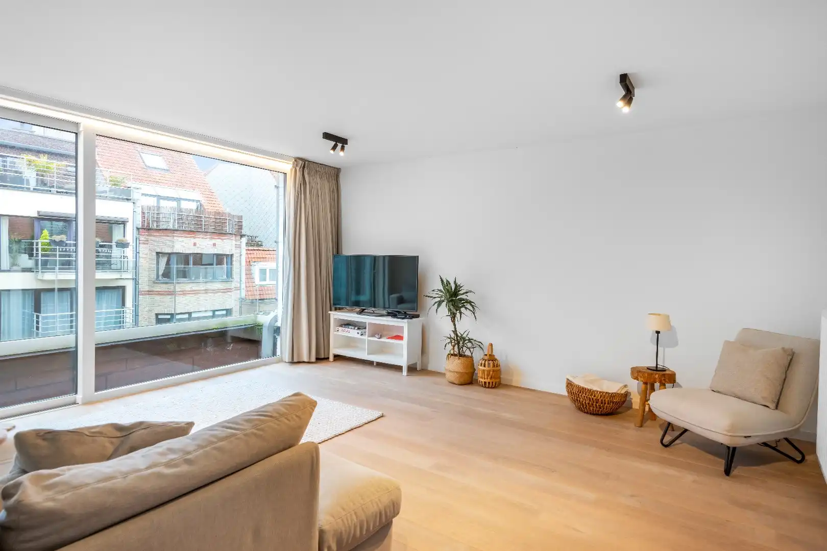 Ruime triplex ( BEN-woning) gelegen vlakbij de Lippenslaan en Zoutelaan op wandelafstand van de Zeedijk. foto 3