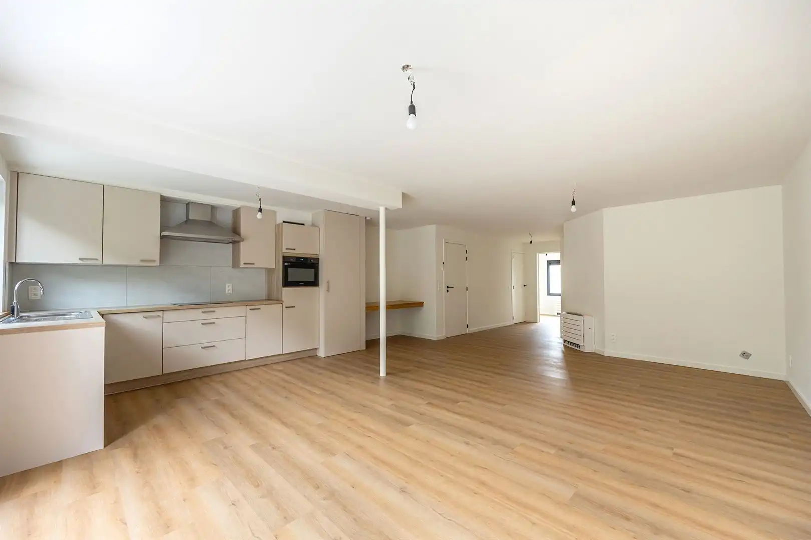 Gloednieuw gerenoveerd 2-slaapkamerappartement met groot terras foto 3