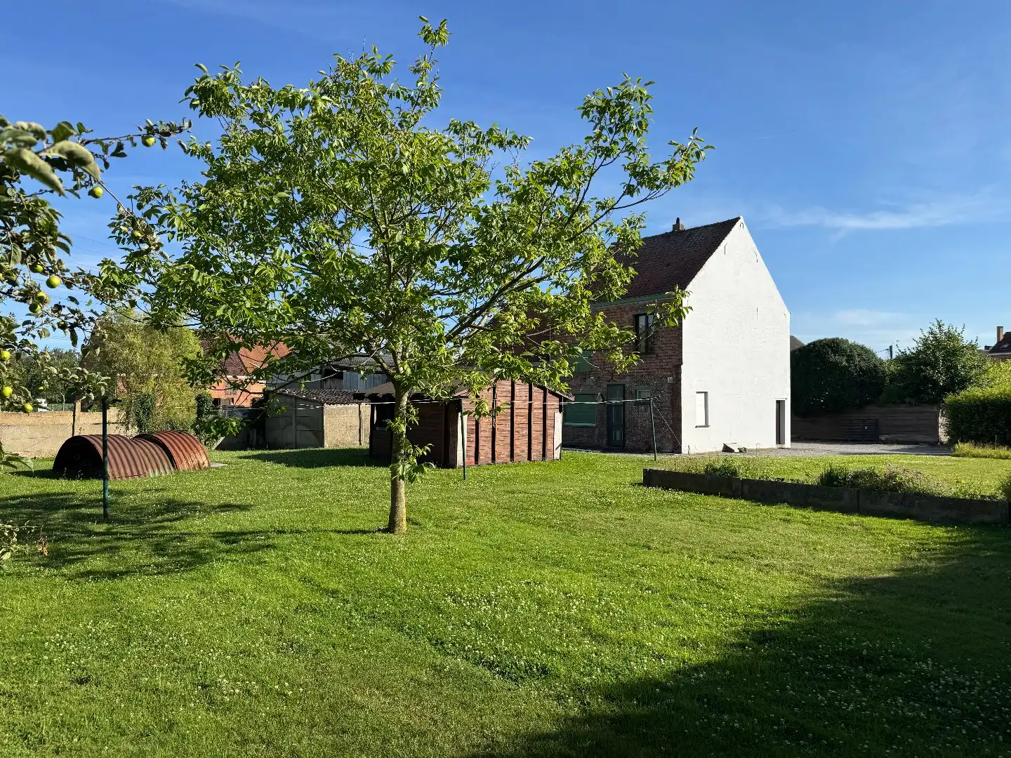 achteringelegen huis op ruim perceel  foto 3