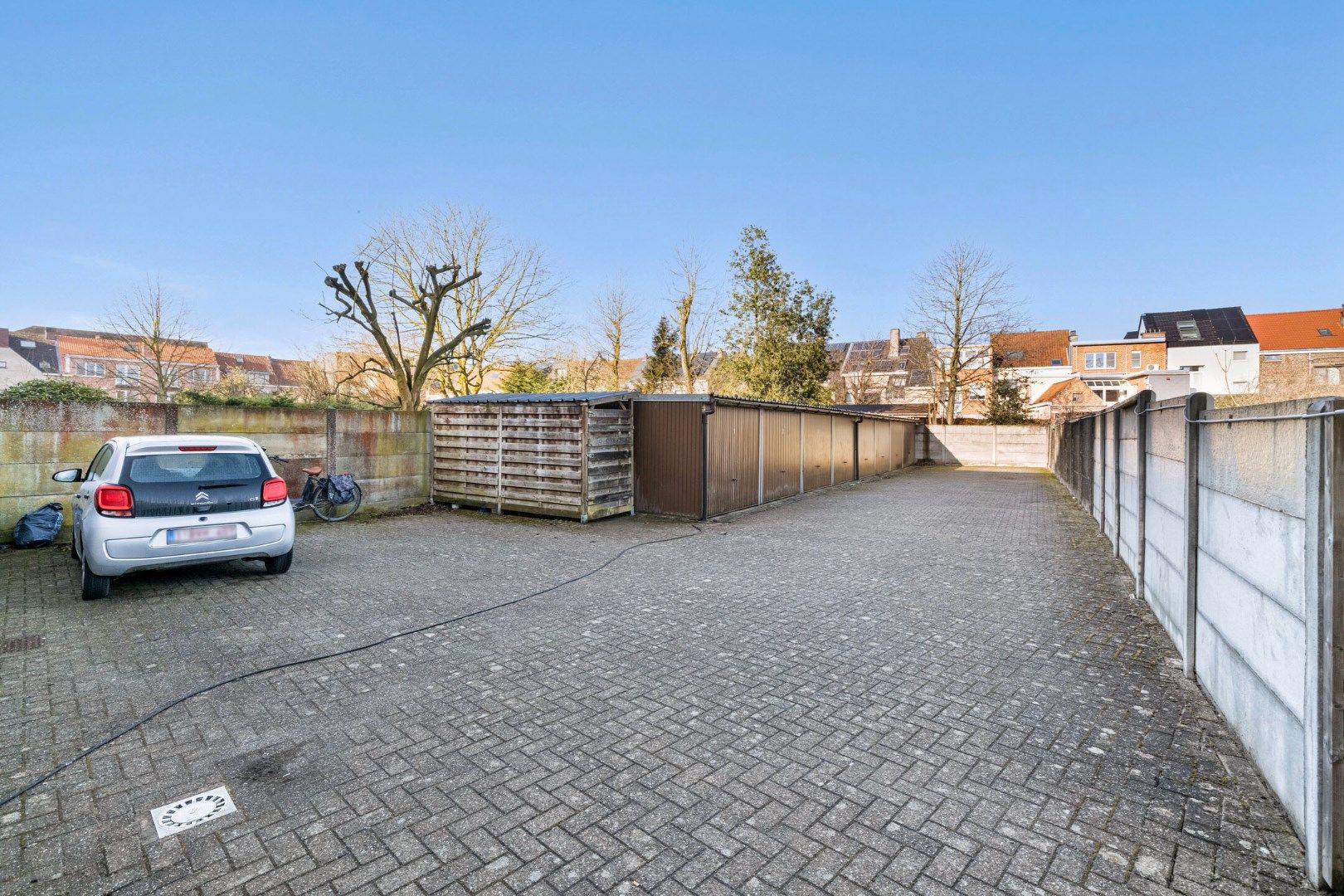 Op zoek naar een opbrengsteigendom met handelspand, 2 appartementen en 4 garages in hartje Merchtem? Welkom Home!  foto 8