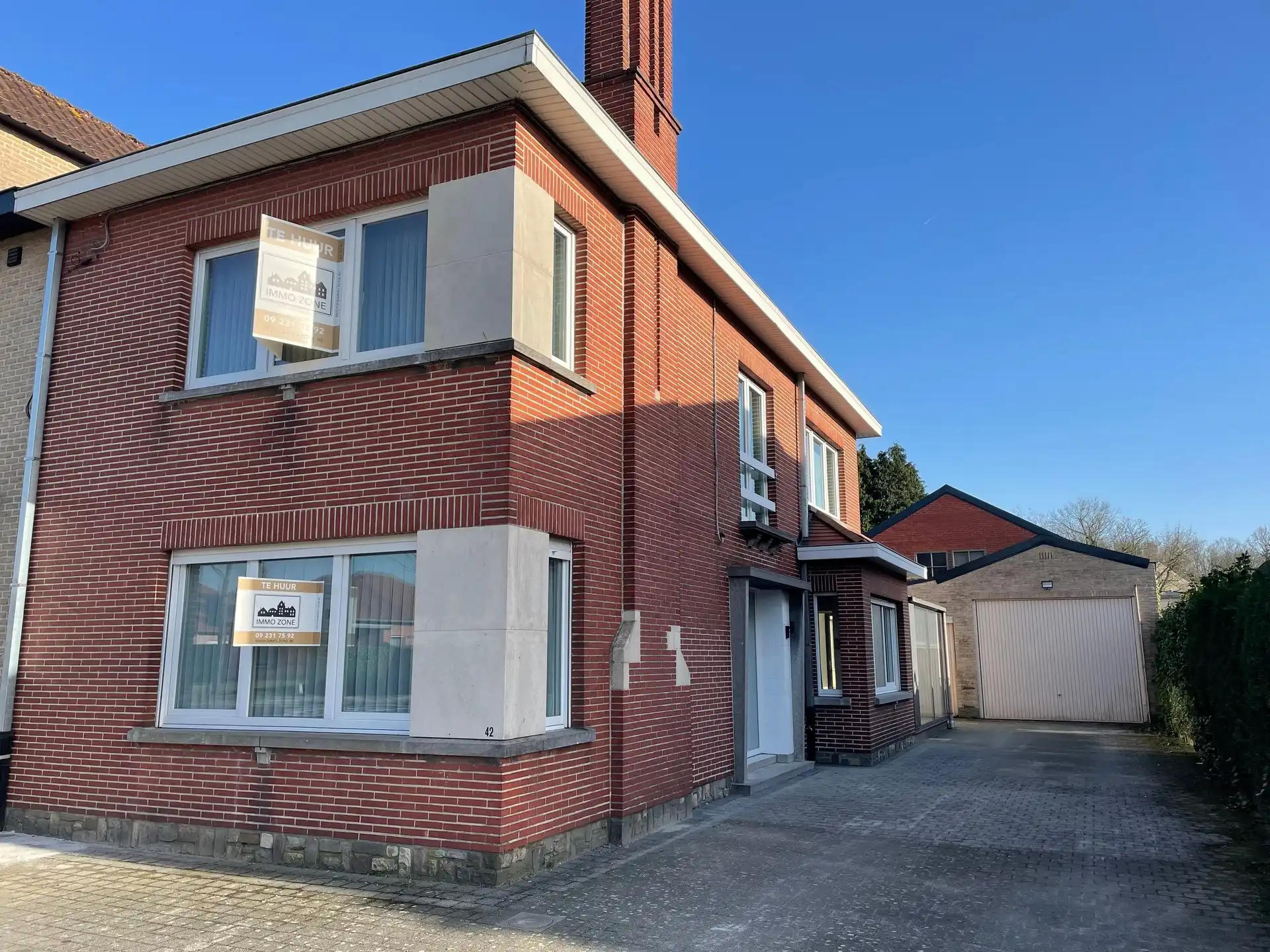 Gunstig gelegen totaal gerenoveerde woning met ruim magazijn. foto {{pictureIndex}}