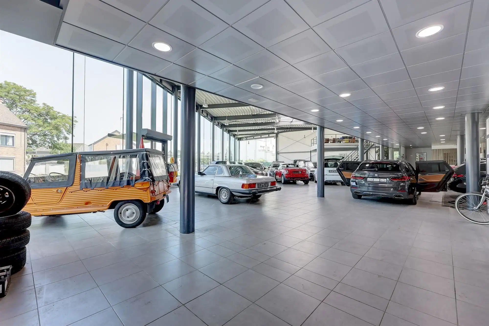 Zeer ruime showroom op een mooie zichtlocatie foto 6