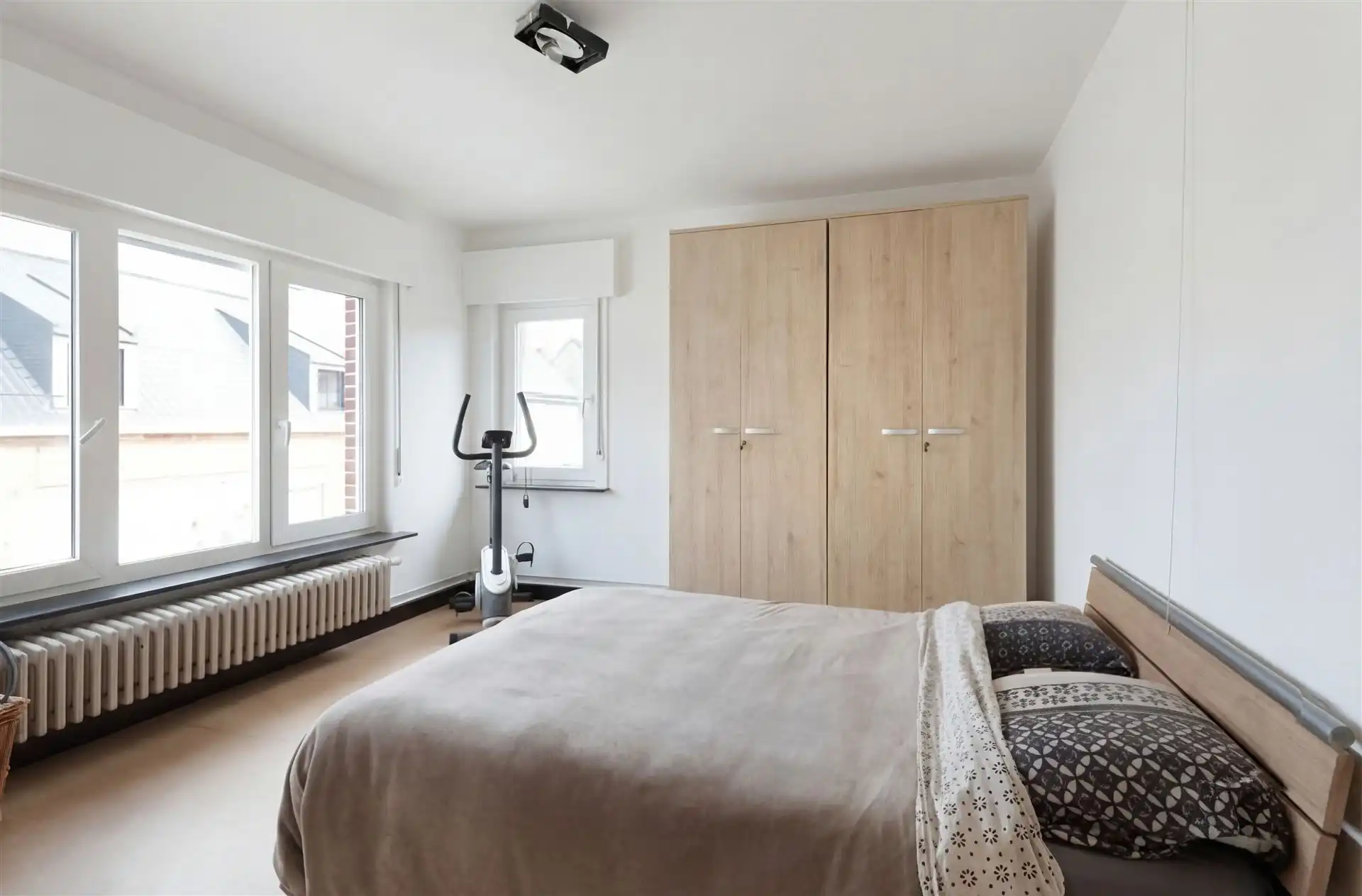 Ruime geziswoning met dubbele garage foto 10