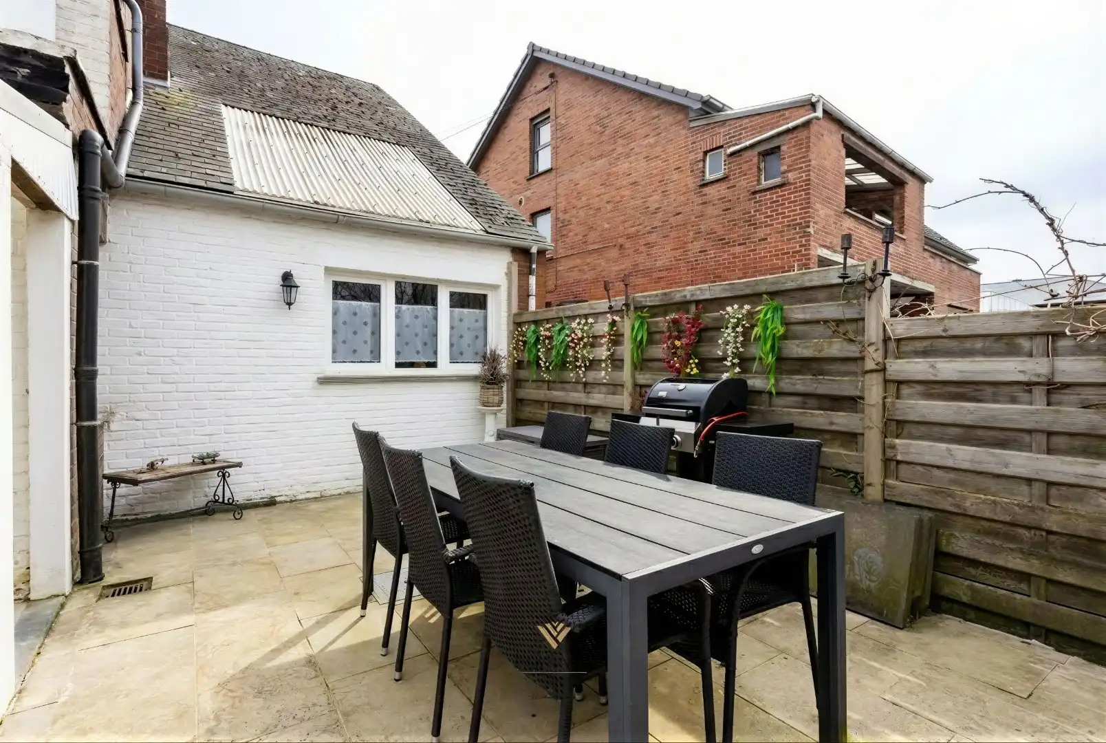 Ruime alleenstaande woning met garage in heuvelachtige omgeving foto 47