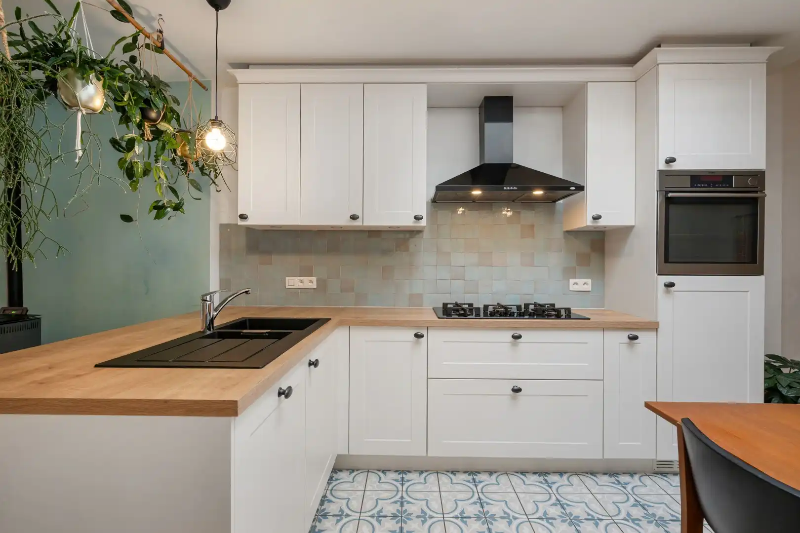 Instapklare woning met 3 slaapkamers en verzorgde stadstuin in Kortrijk foto 2