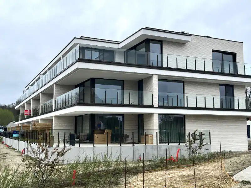 1 slaapkamer appartemnt met groot terras en garage foto 2