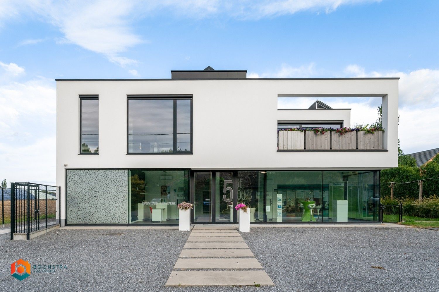 Exclusieve moderne villa met handelsruimte te Schriek foto {{pictureIndex}}