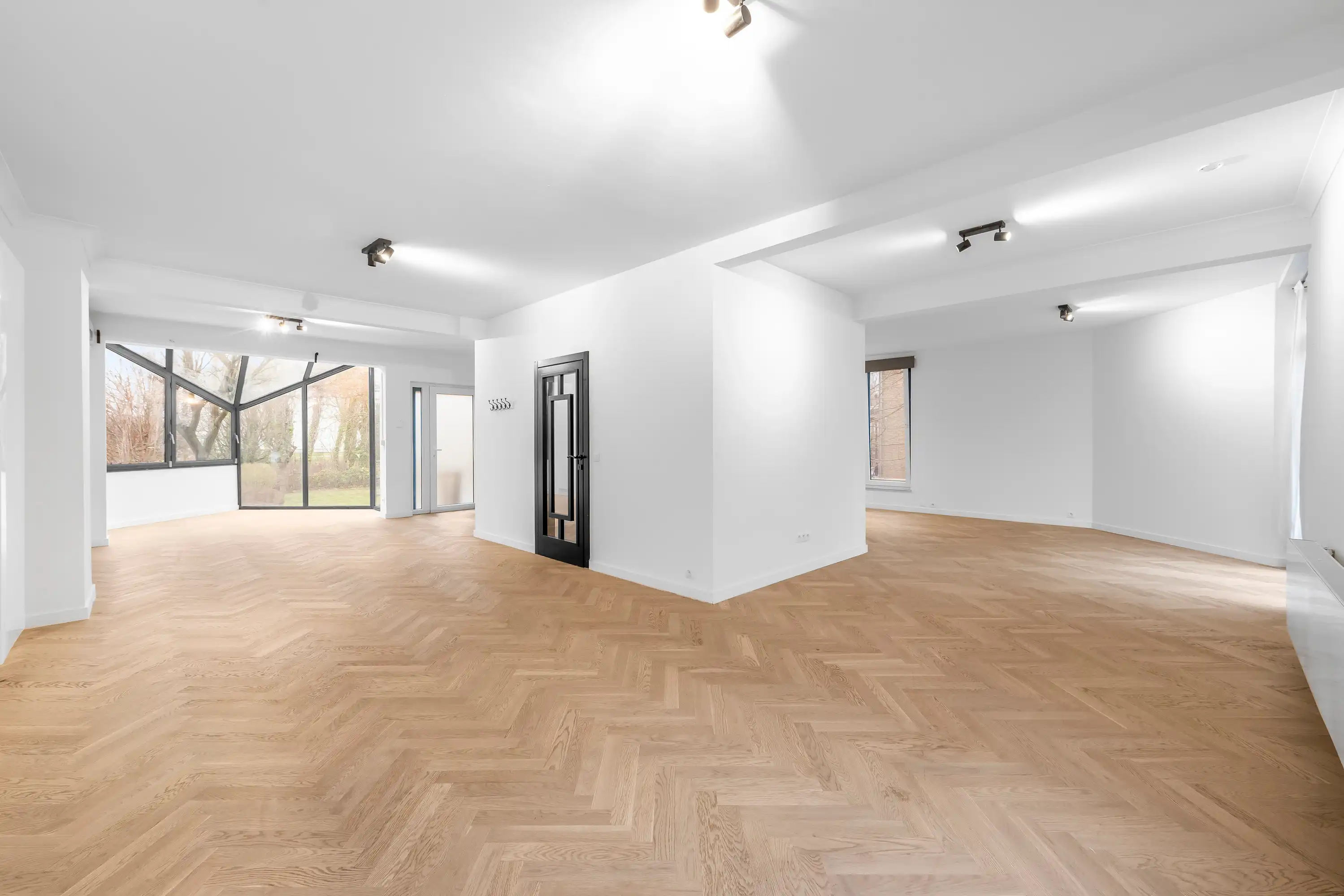 Ruime gerenoveerde halfopen bel-etage met tuin in Neerland foto 2