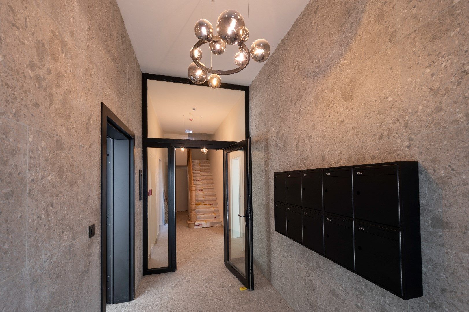 Vernieuwbouw – Lichtrijke appartementen met LUXE-afwerking  in een standingvol gebouw met prachtige gevel in modernistische stijl op enkele meters van het stran foto 2