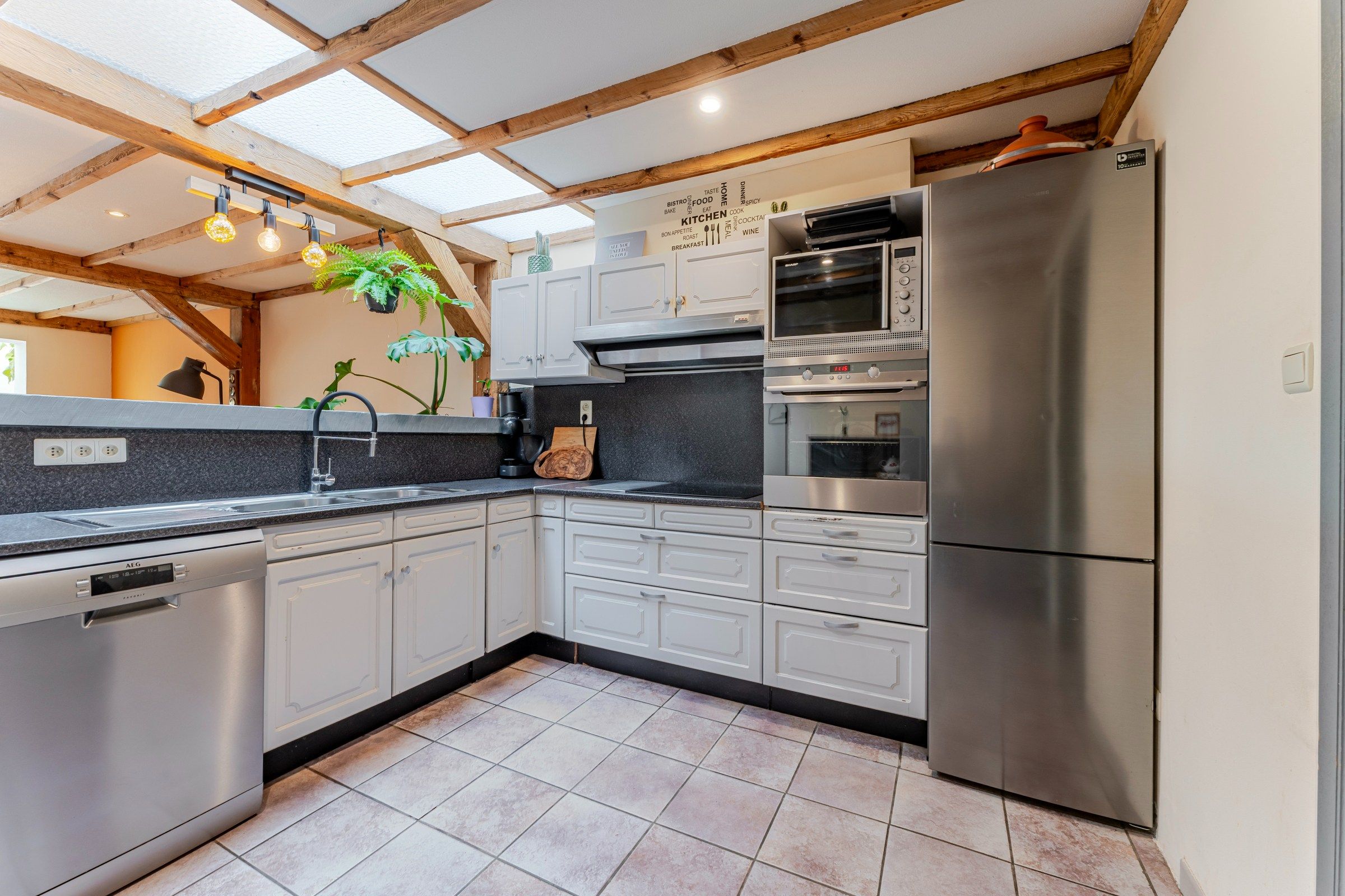 RUIME WONING MET TUIN EN GARAGE foto 4