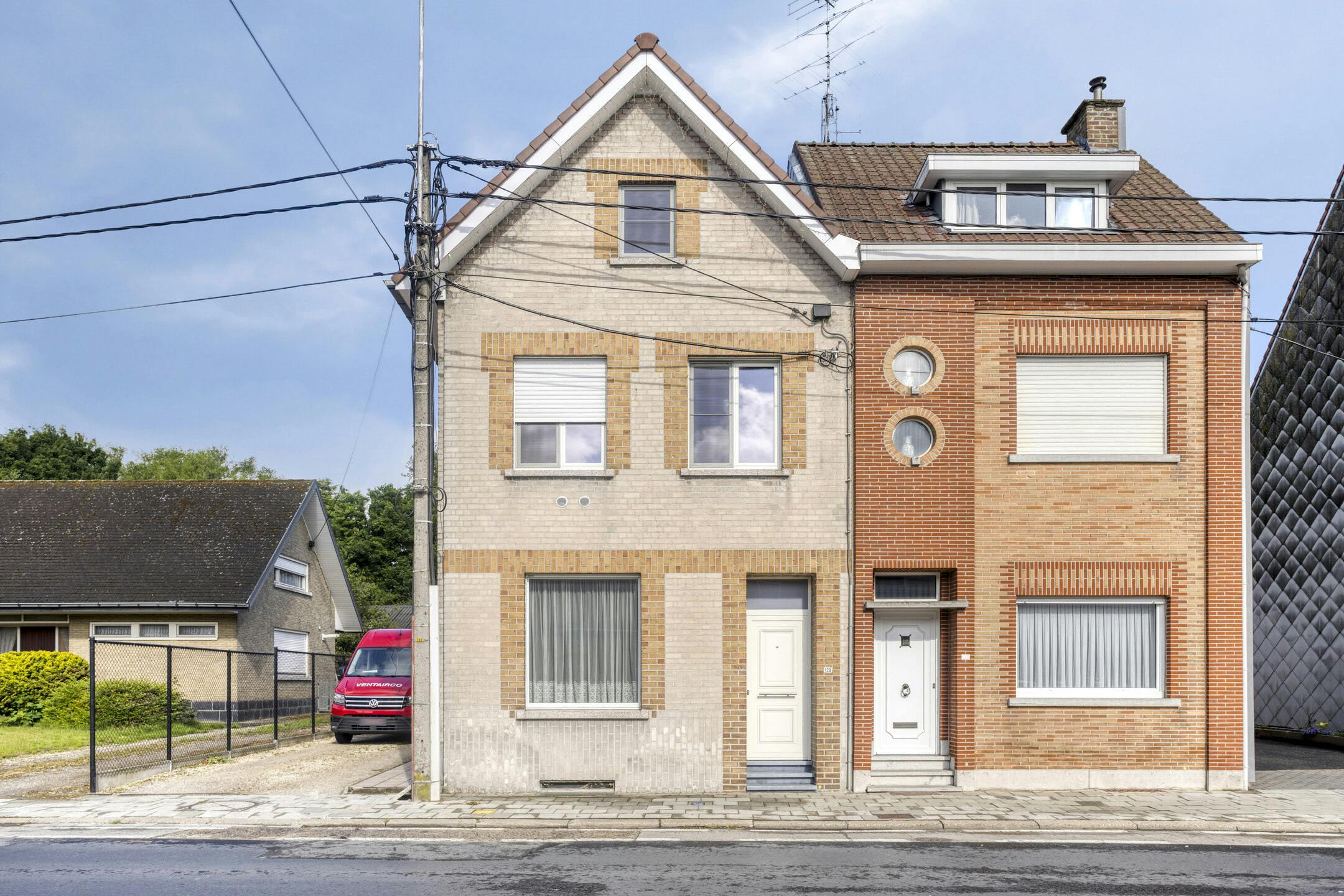 halfopen huis te koop in Kortrijk met atelier of ruime garage foto {{pictureIndex}}