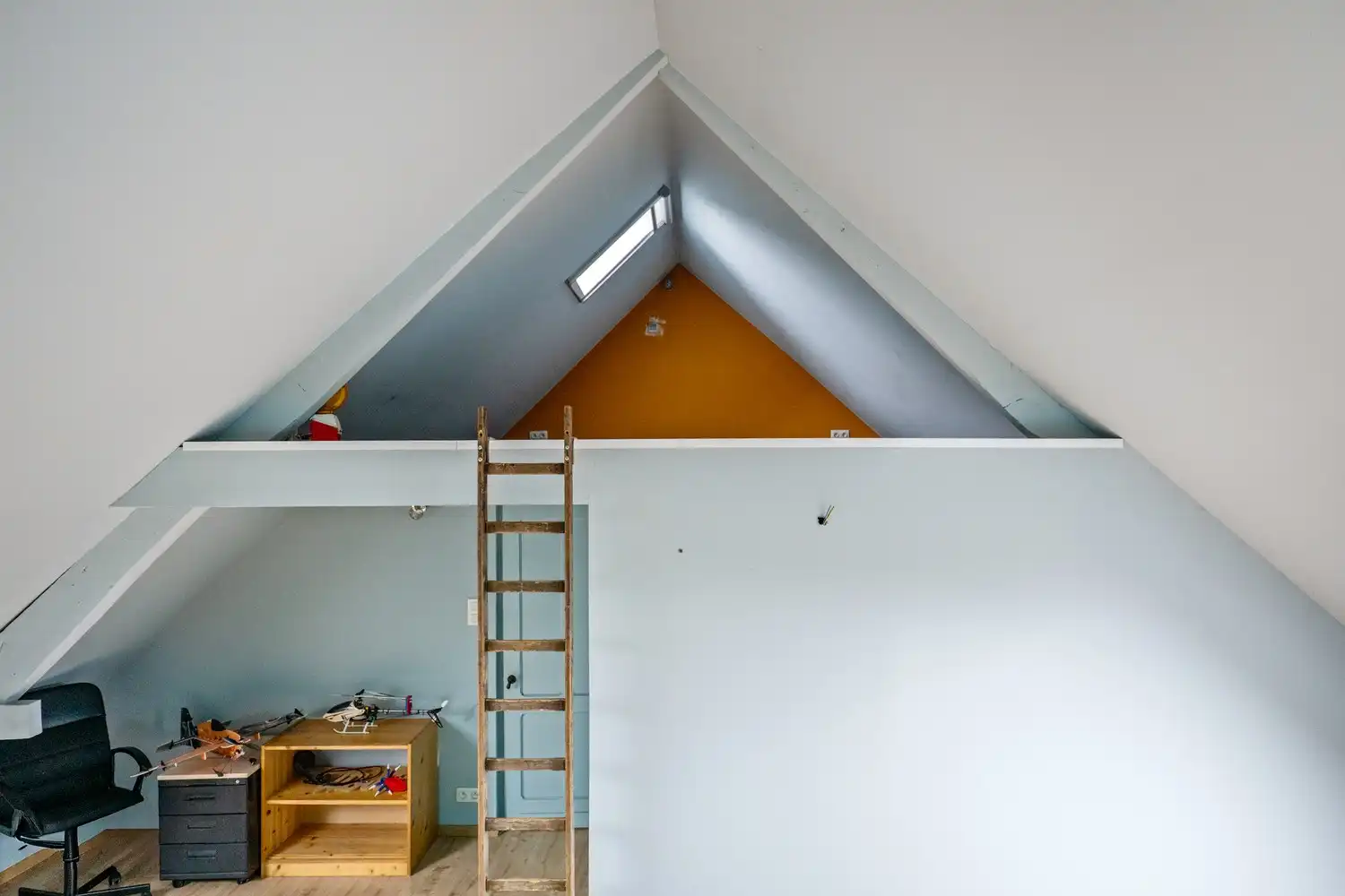 Zonevreemde woning met magazijn te Putte foto 22