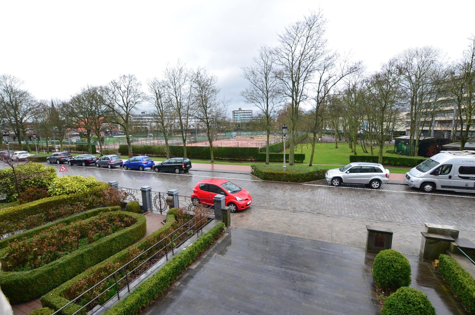 Prachtig gelegen, goed onderhouden ruim woonhuis met 2 garageboxen foto 4