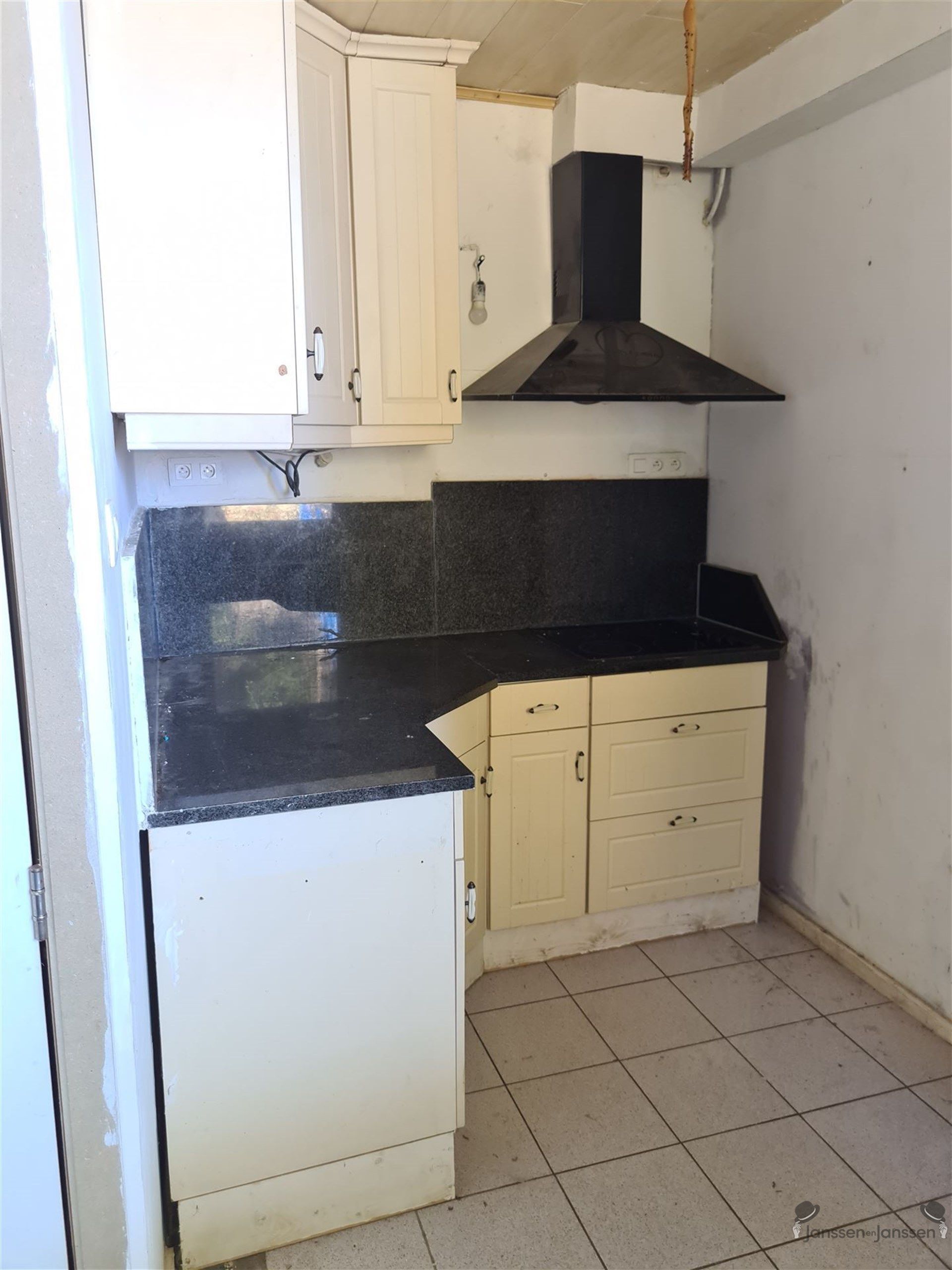 Op te knappen woning met veel potentieel in Tongeren foto 6