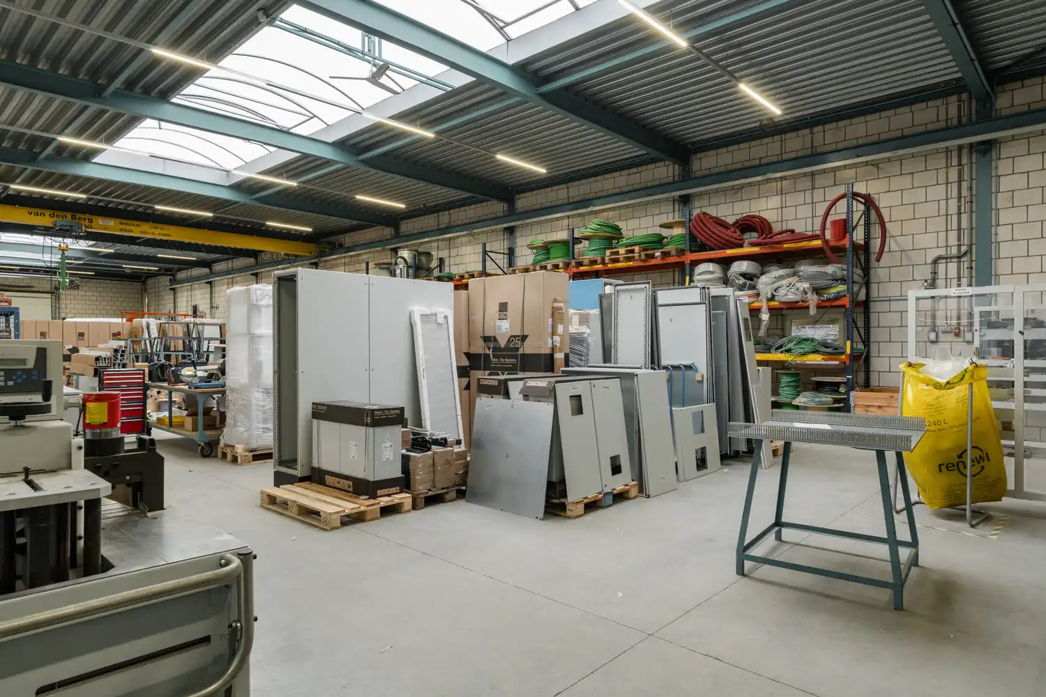 BEDRIJFSPAND MET CONCIERGEWONING foto 93