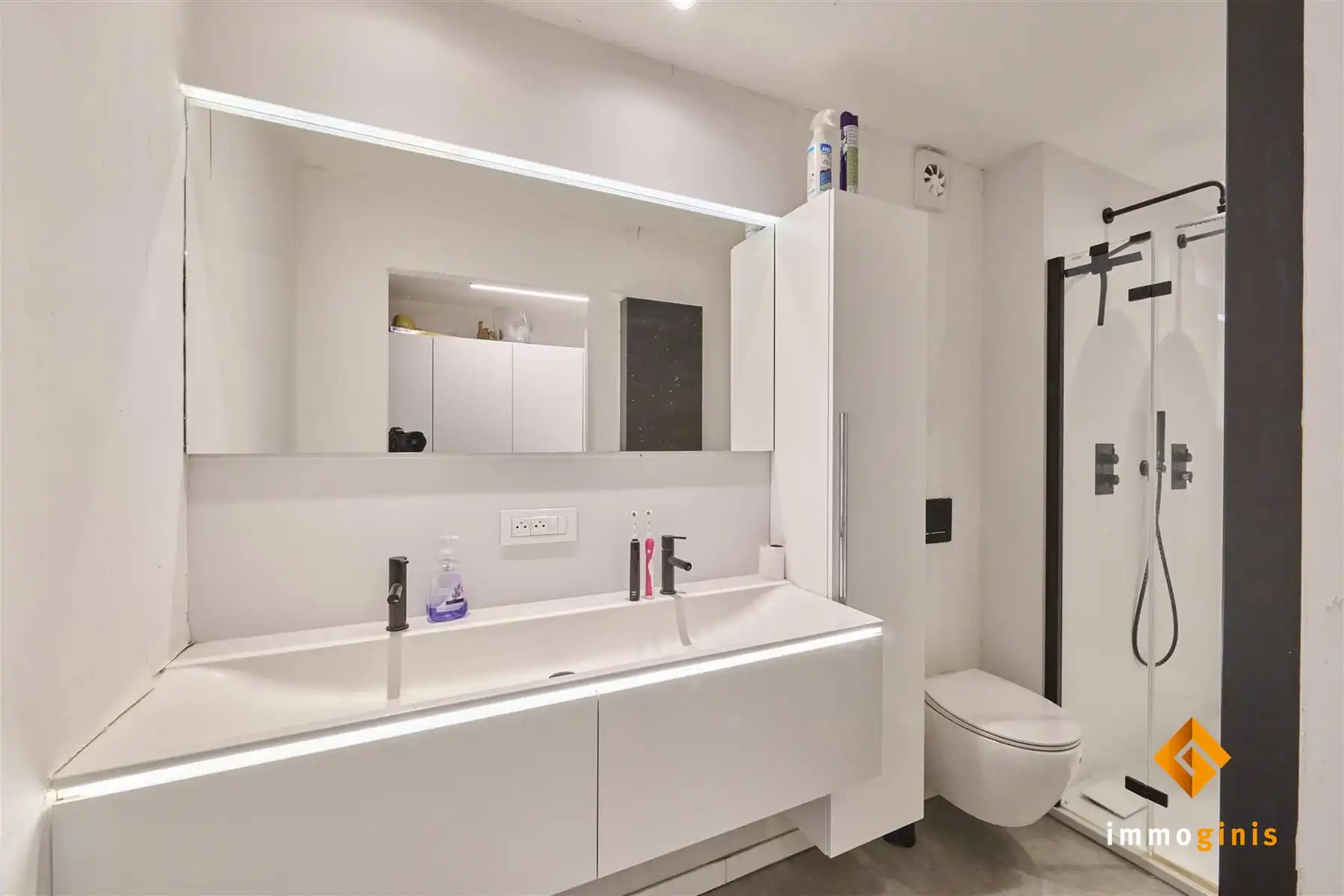 Ruime, gerenoveerde woning met 6 slaapkamers en loods (180m²) op een perceel van 71a44ca. foto 14