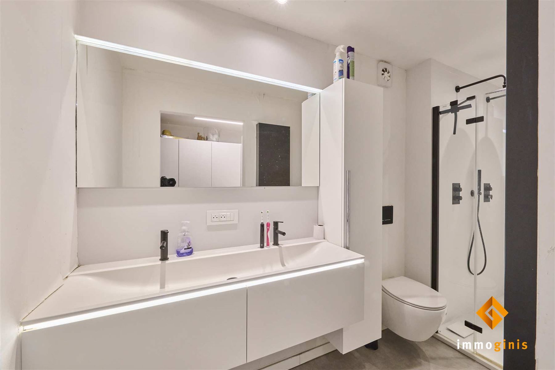 Ruime, gerenoveerde woning met 6 slaapkamers en loods (180m²) op een perceel van 71a44ca. foto 14