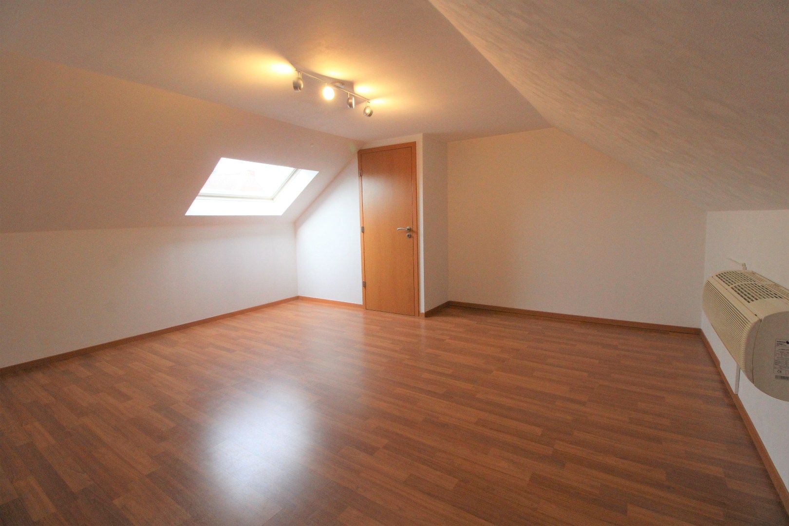 Duplex appartement met 2 slaapkamers en garage te Roeselare foto 11