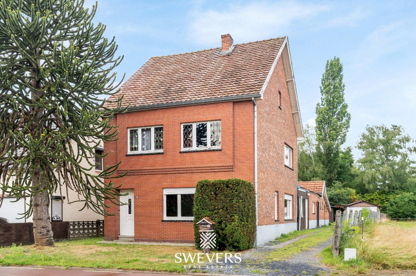 Hoofdfoto van de publicatie: Gunstig gelegen, te renoveren woning, op mooi perceel van 8a 88ca
