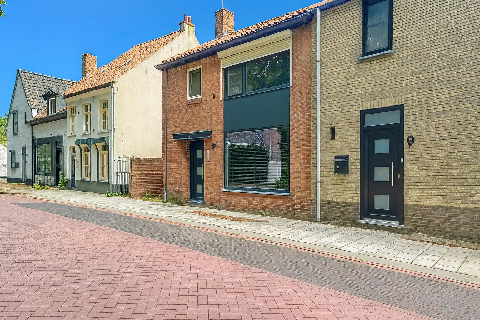 Gerenoveerde half vrijstaande woning met royale tuin en dubbele garage. foto 2