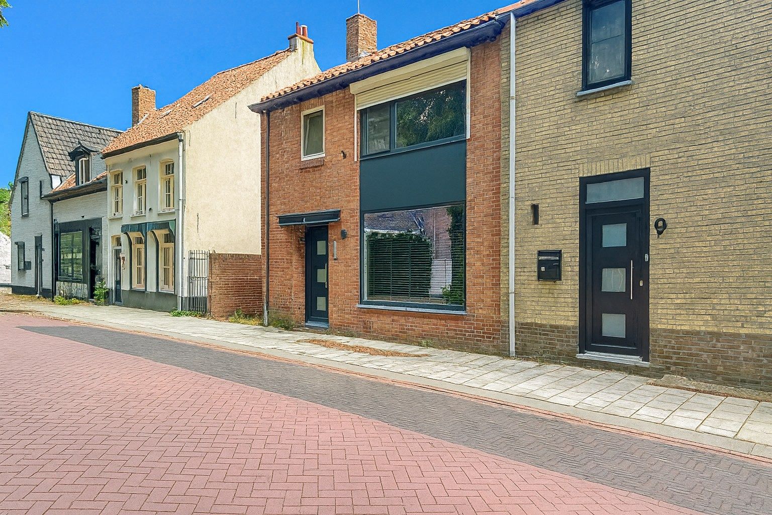 Gerenoveerde half vrijstaande woning met royale tuin en dubbele garage. foto 3