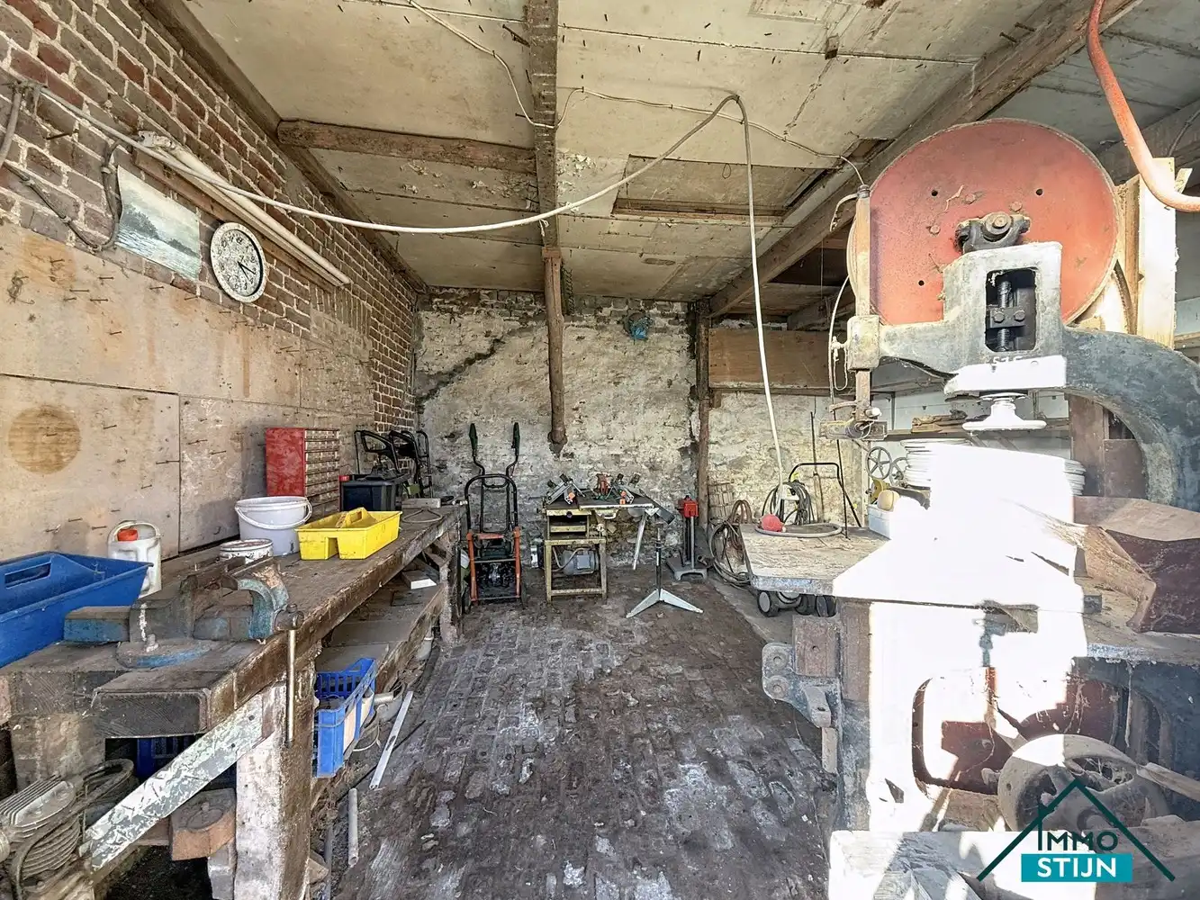 Ruime te renoveren woning met veel potentieel foto 21