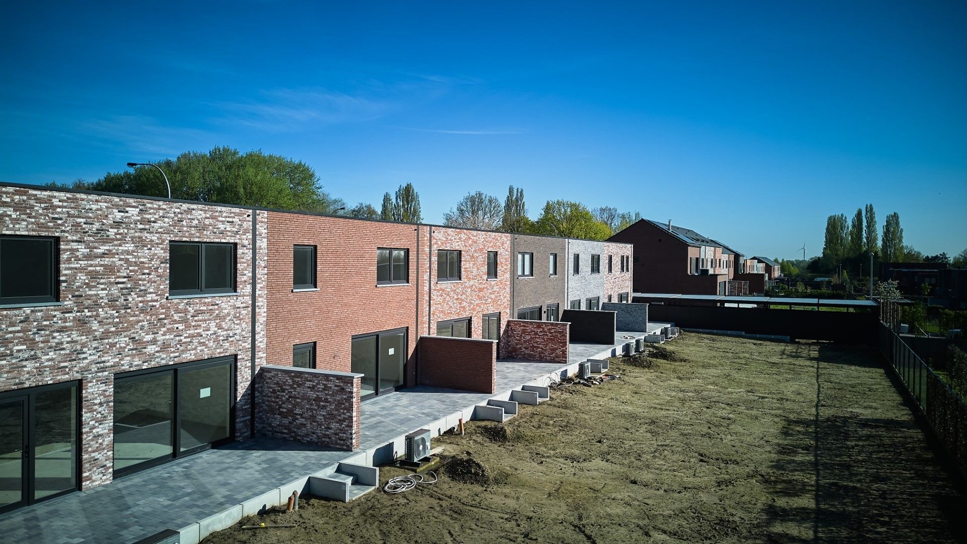 Halfopen bebouwing met 3 slpk's, zuid gerichte tuin en carport foto 4